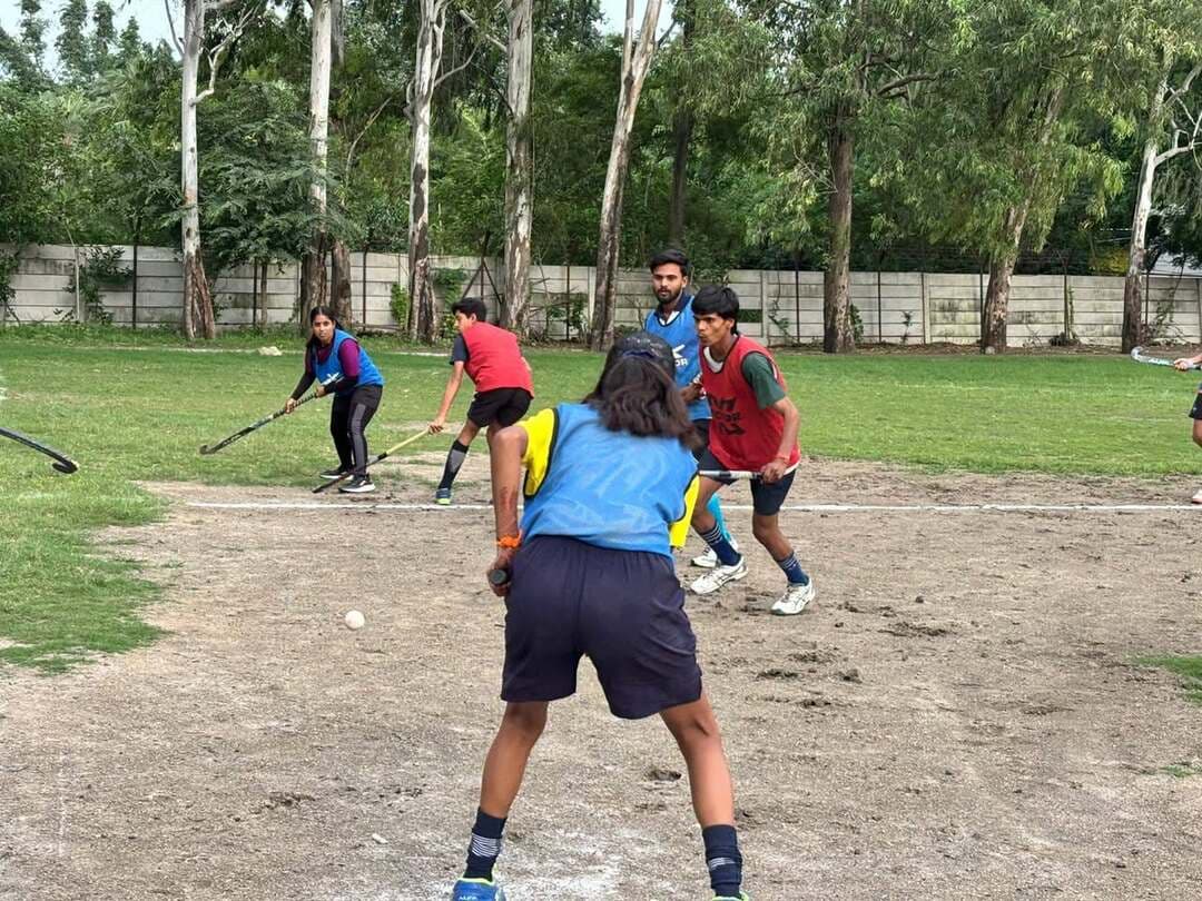 राष्ट्रीय खेल दिवस पर देवास में हॉकी का रोमांच, फीडर सेंटर ने 3-2 से जीता मैत्री मुकाबला
बालक-बालिकाओं ने एक साथ मैदान में उतरकर दिया समान सहभागिता और खेल भावना का संदेश
देवास। राष्ट्रीय खेल दिवस के अवसर पर देवास में हॉकी का रोमांच देखने को मिला। खेल एवं युवा कल्याण विभाग द्वारा आयोजित खेल गतिविधियों के तहत श्रीमंत तुकोजीराव पवार स्टेडियम में जिला हॉकी संघ और हॉकी फीडर सेंटर के बीच हॉकी मैत्री मैच खेला गया। रोमांचक मुकाबले में हॉकी फीडर सेंटर ने शानदार प्रदर्शन करते हुए जिला हॉकी संघ को 3-2 से शिकस्त देकर मुकाबला अपने नाम किया।
मैच की खास बात यह रही कि दोनों टीमों में बालक और बालिका खिलाड़ियों को संयुक्त रूप से शामिल किया गया। खिलाड़ियों ने एक साथ मैदान पर उतरकर न सिर्फ अपने खेल कौशल का प्रदर्शन किया, बल्कि समान अवसर, टीम भावना और आपसी सौहार्द का भी संदेश दिया।
मेजर ध्यानचंद को किया नमन
कार्यक्रम की शुरुआत भारतीय हॉकी के महान खिलाड़ी मेजर ध्यानचंद के चित्र पर वरिष्ठ खिलाड़ियों और खेल प्रशिक्षकों द्वारा माल्यार्पण कर की गई। इस दौरान श्री यशवंत डागोरा ने मेजर ध्यानचंद के जीवन, संघर्ष और भारतीय हॉकी में उनके अतुलनीय योगदान पर प्रकाश डालते हुए खिलाड़ियों को उनके प्रेरणादायी जीवन से परिचित कराया।
वरिष्ठ खिलाड़ियों ने बढ़ाया युवाओं का हौसला
कार्यक्रम में जिला हॉकी संघ के सचिव सुधीर टोप्पो, पूर्व राष्ट्रीय हॉकी खिलाड़ी मुजीब शेख, आशीष रजक, वरिष्ठ खेल शिक्षक निसार शेख और गोपाल डिंगरोडिया सहित खेल जगत से जुड़े लोग मौजूद रहे।
सेवानिवृत्त वरिष्ठ खेल व्यायाम शिक्षक सलीम शेख ने खिलाड़ियों का उत्साहवर्धन करते हुए उन्हें अनुशासन, नियमित अभ्यास और खेल भावना के साथ आगे बढ़ने के लिए प्रेरित किया।
युवाओं को हॉकी से जोड़ने की पहल
मैत्री मैच के दौरान दोनों टीमों के खिलाड़ियों ने शानदार खेल कौशल और खेल भावना का परिचय दिया। आयोजन का उद्देश्य युवाओं को हॉकी के प्रति आकर्षित करना, जिले की खेल प्रतिभाओं को मंच उपलब्ध कराना और देवास में खेल संस्कृति को मजबूत करना रहा।
प्रतियोगिता एवं कार्यक्रम का संचालन हॉकी फीडर सेंटर के प्रशिक्षक अंकित टोप्पो ने किया। राष्ट्रीय खेल दिवस पर आयोजित यह मैत्री मुकाबला खिलाड़ियों के लिए प्रतिस्पर्धा के साथ-साथ सीखने और एक-दूसरे से जुड़ने का भी अवसर बना।