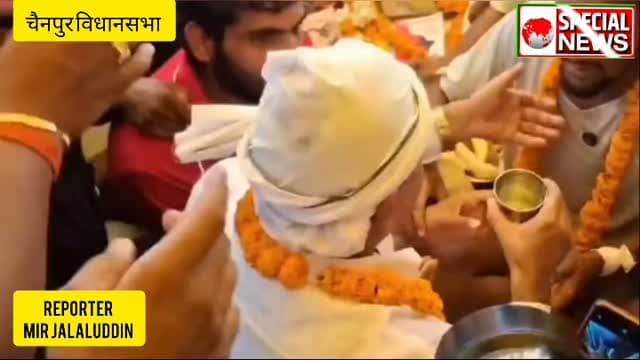 रोड की मांग को लेकर लगभग 1 हफ्ते से भूख हरताल पर बैठे ग्रामीण हिरण यादव ने अनशन तोड़ा, मंत्री जमा खान ने पानी पिलाकर अनशन तुड़वाया। सड़क निर्माण के लिए 1 साल का समय मांगा मंत्री के वादा पर ग्रामीणों ने जताया भरोसा।