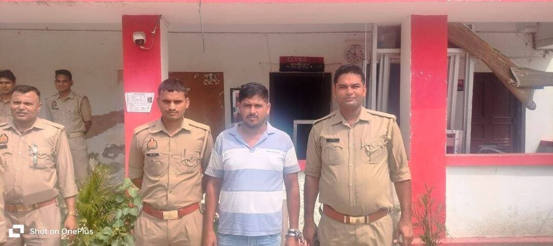 कोतवाली उरई पुलिस द्वारा 01 गांजा तस्कर को गिरफ्तार किया गया जिसके कब्जे से 05 किलो 641 ग्राम अवैध गांजा बरामद ।