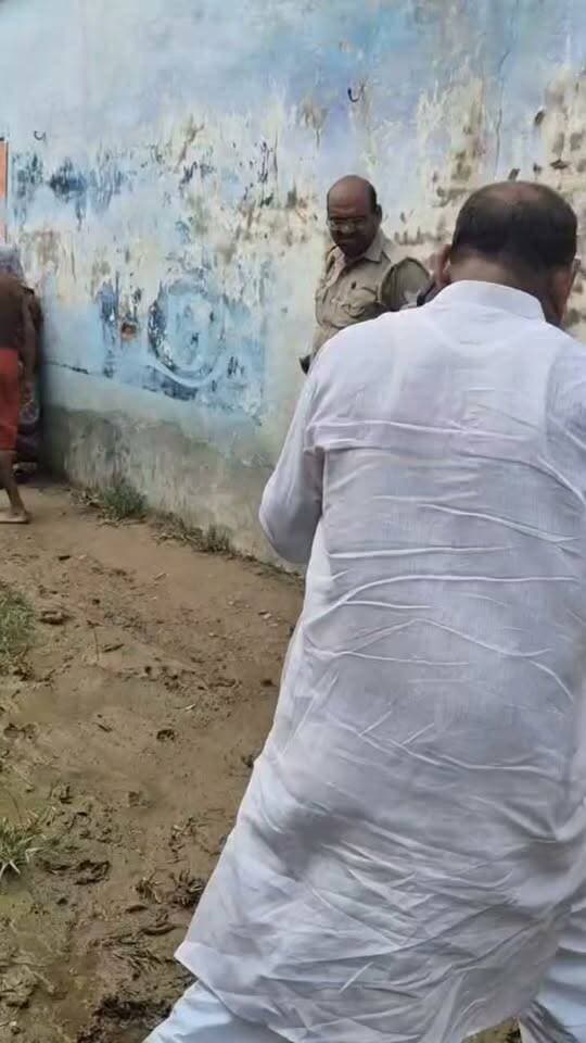 सदर विधायक ने जलभराव से आवास ध्वस्त होने पर प्रभावित परिवारों से की मुलाकात!!
उरई। सदर विधायक गौरी शंकर वर्मा ने पिरौना पहुंचकर जलभराव के कारण आवास ध्वस्त होने से प्रभावित बरार समाज के परिवारों से मुलाकात की। विधायक ने पीड़ित परिवारों की समस्याएं सुनीं और इस कठिन समय में उनकी पीड़ा को समझते हुए हर संभव सहायता का भरोसा दिलाया। उन्होंने प्रभावित परिवारों को उचित समाधान कराने का आश्वासन देते हुए संबंधित स्तर पर आवश्यक कार्रवाई का भरोसा भी दिया।