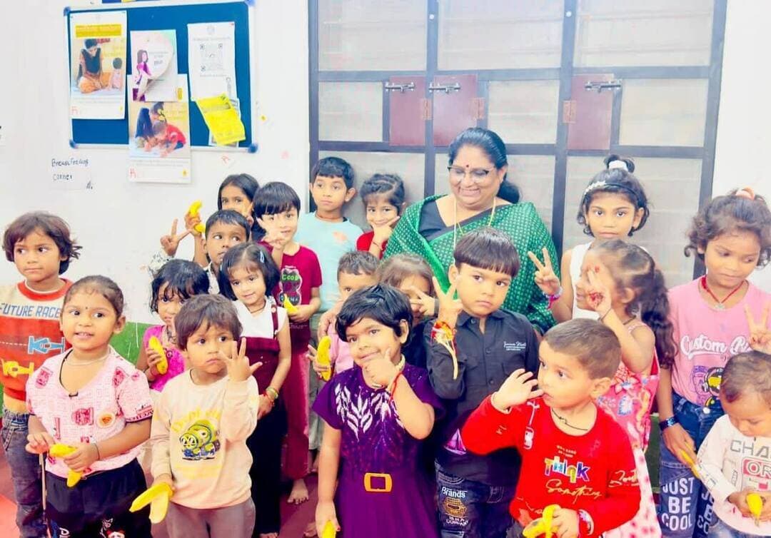 मंत्री सुश्री भूरिया ने शासकीय बालिका गृह में मनाया रक्षाबंधन
बालिकाओं को उपहार एवं फल वितरित कर उज्ज्वल भविष्य की दी शुभकामनाएँ,
आंगनवाड़ी केंद्र का आकस्मिक निरीक्षण कर लाड़ली बहनों से किया सीधा संवाद,
मुख्यमंत्री जनविश्वास अभियान अंतर्गत मध्य प्रदेश की महिला एवं बाल विकास मंत्री सुश्री निर्मला भूरिया ने आज शासकीय बालिका गृह, भोपाल पहुँचकर बालिकाओं के साथ आत्मीयता और हर्षोल्लास के साथ रक्षाबंधन का पावन पर्व मनाया।
बालिकाओं के साथ आत्मीय संवाद और निरीक्षण
कार्यक्रम के दौरान मंत्री सुश्री निर्मला भूरिया ने बालिकाओं को फल और उपहार वितरित किए तथा उन्हें उज्ज्वल भविष्य की शुभकामनाएँ दीं। उन्होंने बालिकाओं से सीधा संवाद कर उनकी आवश्यकताओं, शिक्षा और दैनिक व्यवस्थाओं के संबंध में जानकारी ली।
त्यौहार के इस अवसर पर बालिका गृह में विशेष उत्साह और प्रसन्नता का वातावरण रहा। कार्यक्रम के पश्चात मंत्री सुश्री भूरिया ने शासकीय बालिका गृह का गहन निरीक्षण किया। इस दौरान उन्होंने बालिकाओं के रहन-सहन, सुरक्षा, स्वास्थ्य, शिक्षा एवं पुनर्वास से जुड़ी सभी व्यवस्थाओं का जायजा लिया और अधिकारियों को आवश्यक दिशा-निर्देश दिए।
आंगनवाड़ी केंद्र का आकस्मिक निरीक्षण
अभियान के तहत मंत्री सुश्री भूरिया ने क्षेत्र के आंगनवाड़ी केंद्र का आकस्मिक निरीक्षण भी किया। निरीक्षण के दौरान उन्होंने केंद्र में उपलब्ध सुविधाओं, पोषण आहार वितरण और बच्चों के विकास से जुड़ी गतिविधियों की समीक्षा की। उन्होंने उपस्थित लाड़ली बहनों से संवाद कर योजना के लाभ और उनकी प्रतिक्रियाएँ जानीं।
इस दौरान सहायक संचालक सहित शासकीय बालिका गृह एवं विभागीय स्टाफ के सदस्य उपस्थित थे।
Jansampark Madhya Pradesh CM Madhya Pradesh Indore Commissioner Department Of Women Child Development, Madhya Pradesh Nirmala Bhuriya #Jhabua #JansamparkMP