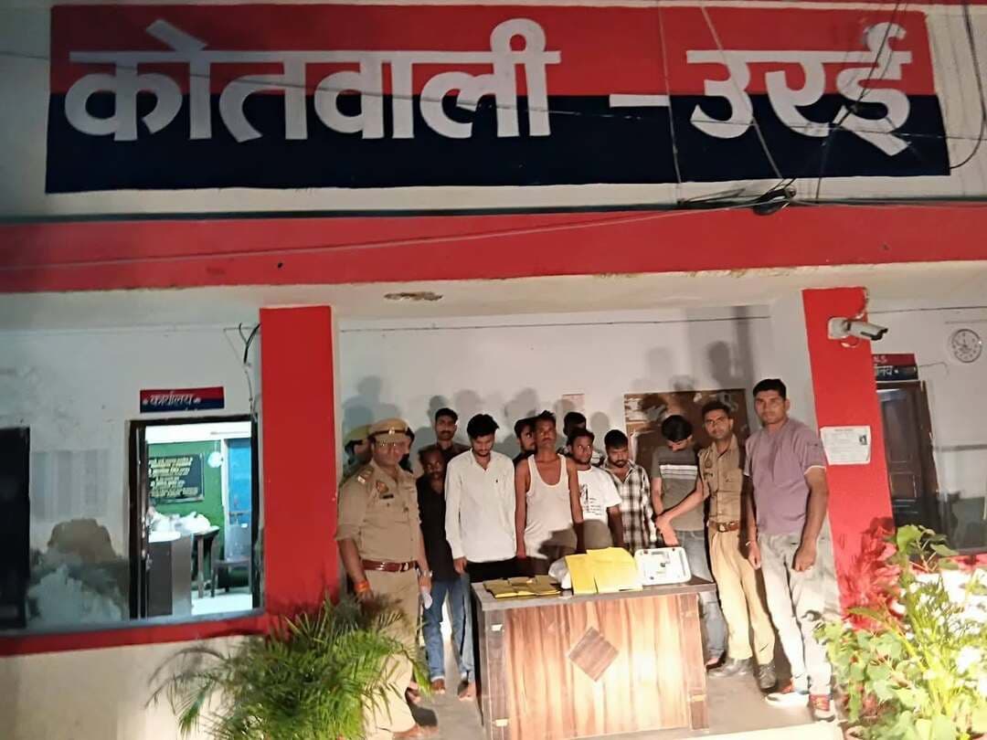 जालौन आज फिर उरई इंस्पेक्टर की धमाकेदार कार्यवाही से लोगों को मिली राहत की सांस
पिया मवई रोड पर 1 मकान के भीतर आधा दर्जन से ज्यादा जुवारी धर दबोचे
ताबड़तोड़ कार्यवाही से जुआरियों में आया खौफ
उरई में जुए के अड्डे पर पुलिस की बड़ी कार्रवाई कल हुई थी जिसमें
जुए की फड़ से पुलिस ने 1,62,270 रुपये किए बरामद,
नौ मोबाइल और 52 ताश के पत्ते भी मिले,
पुलिस ने नौ आरोपियों को मौके से किया गिरफ्तार,
छापेमारी के दौरान एक आरोपी मौके से हुआ फरार
पकड़े आरोपियों में एक फरार व्यक्ति जो अपने आप को कथित पत्रकार बताता है पहले भी कई बार जुए में पकड़ा जा चुका है,,
फरार पत्रकार समेत अन्य के खिलाफ सार्वजनिक जुआ अधिनियम में मुकदमा दर्ज,,
पुलिस फरार आरोपी की तलाश में जुटी,
मकान में जुआ खिलाए जाने के आरोपों के मुकदमों की जांच जारी,
उरई के बघौरा मोहल्ले में पुलिस की थी छापेमारी