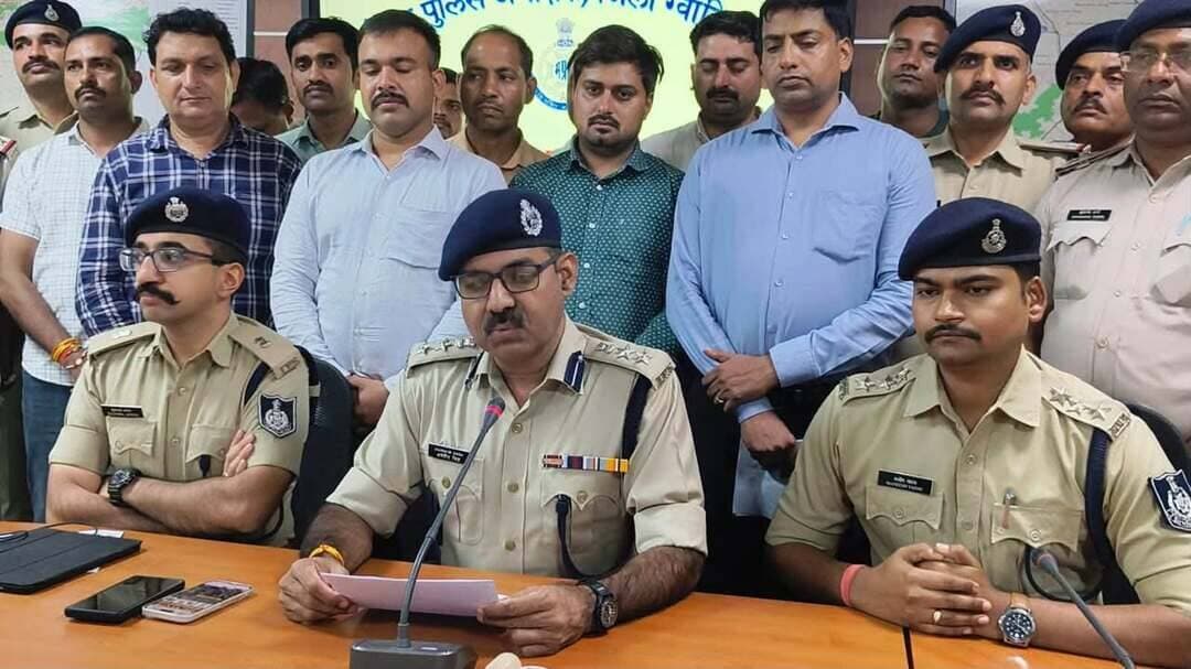 ‘‘ऑपरेशन ईगल’’ के तहत ग्वालियर पुलिस की अवैध हथियारों के खिलाफ बड़ी कार्रवाई
‘ऑपरेशन ईगल’ के तहत अवैध हथियारों पर ग्वालियर पुलिस का प्रहार, 12 बदमाश को गिरफ्तार कर एक दर्जन अवैध हथियार व राउंड जप्त
🔴 गिरफ्तार बदमाशों से 315 बोर के 11 देशी कट्टा व 13 जिन्दा राउण्ड एवं 01 खाली खोखा तथा एक 32 बोर पिस्टल व 5 जिंदा राउंड बरामद किये गये।
ग्वालियर। 30.08.2026 वरिष्ठ पुलिस अधीक्षक ग्वालियर श्री धर्मवीर सिंह(भा.पु.से.) के निर्देश पर ग्वालियर जिले में अवैध हथियार रखने एवं उनका सोशल मीडिया पर प्रदर्शन करने वाले बदमाशों के विरुद्ध प्रभावी कार्रवाई हेतु विशेष अभियान ‘‘ऑपरेशन ईगल’’ चलाया जा रहा है। अभियान के तहत पुलिस द्वारा संदिग्ध व्यक्तियों एवं आदतन बदमाशों पर लगातार निगरानी रखते हुए सघन चेकिंग की जा रही है।
वरिष्ठ पुलिस अधीक्षक के निर्देशों के अनुक्रम में अति. पुलिस अधीक्षक ग्वालियर श्री सुजावल जग्गा (भा.पु.से.), अति. पुलिस अधीक्षक (पूर्व) डॉ. शिवेश सिंह बघेल एवं अति. पुलिस अधीक्षक ग्रामीण श्री जयराज कुबेर द्वारा अपने अधीनस्थ थाना प्रभारियों को अवैध हथियार रखने वाले बदमाशों की धरपकड़ एवं उनके विरुद्ध कठोर वैधानिक कार्रवाई के निर्देश दिए गए।
उक्त अभियान के तहत दिनांक 29/30.08.2026 को ग्वालियर पुलिस की विभिन्न थाना पुलिस द्वारा अपने-अपने थाना क्षेत्रों में संदिग्ध व्यक्तियों एवं बदमाशों की सघन चेकिंग एवं निगरानी की गई। इस दौरान पुलिस टीमों ने त्वरित कार्रवाई करते हुए जिले के विभिन्न थाना क्षेत्रों से आधा दर्जन अवैध हथियारों सहित बदमाशों को गिरफ्तार किया। गिरफ्तार आरोपियों के कब्जे से अवैध हथियार बरामद कर उनके विरुद्ध संबंधित थानों में आर्म्स एक्ट के तहत वैधानिक कार्रवाई की गई।
वरिष्ठ अधिकारियों के निर्देशानुसार सीएसपी महाराजपुरा श्री नागेन्द्र सिंह सिकरवार, एसडीओपी बेहट श्री मनीष यादव, सीएसपी विश्वविद्यालय श्री रवि भदौरिया, सीएसपी मुरार श्री संदीप बांगरे, एसडीओपी डबरा श्री सौरभ कुमार, एसडीओपी घाटीगांव श्री शैलेन्द्र शर्मा के मार्गदर्शन में थाना प्रभारियों द्वारा पुलिस की टीमों को अवैध हथियार रखने वाले बदमाशों के विरूद्ध प्रभावी कार्यवाही करने हेतु लगाया गया। ग्वालियर जिले के विभिन्न थानों में अवैध हथियारों के विरूद्ध की गई कार्यवाही निम्नानुसार है -
(1) थाना महाराजपुरा - दिनांक 29.08.2026 को मुखबिर सूचना पर थाना महाराजपुरा पुलिस ने भदरौली पुराने रेलवे स्टेशन के पास सुसैरा कोठी रोड से एक स्कूटी सवार बदमाश अजय सिंह पुत्र गंर्धव सिंह लोधी उम्र 29 साल निवासी ग्राम कृपे का पुरा थाना गौरमी जिला भिण्ड हाल ग्राम मऊ थाना महाराजपुरा जिला ग्वालियर को एक 315 बोर का कट्टा व एक जिंदा राउण्ड एवं होण्डा एक्टिवा क्रमांक एमपी07-एसई-2034 सहित गिरफ्तार कर आरोपी के विरुद्ध धारा 25/27 आर्म्स एक्ट के तहत प्रकरण पंजीबद्ध कर अवैध हथियार के संबंध में पूछताछ की जा रही है।
(2) थाना महाराजपुरा - दिनांक 30.08.2026 को मुखबिर सूचना पर थाना महाराजपुरा पुलिस ने जीसी कॉलेज के पास रसलपुर, महाराजपुरा से एक बदमाश करण जाटव पुत्र ओमप्रकाश उम्र 21 साल निवासी जीसी कॉलेज के पास रसलपुरा, थाना महाराजपुरा जिला ग्वालियर को एक 315 बोर का कट्टा व तीन जिंदा राउण्ड सहित गिरफ्तार कर आर्म्स एक्ट के तहत प्रकरण पंजीबद्ध किया गया।
(3) थाना मुरार - दिनांक 30.08.2026 को मुखबिर सूचना पर थाना मुरार पुलिस ने नदी पार संतर पर पुलिया के पास से एक बदमाश अंकित उर्फ अंकी पुत्र मुन्नालाल परिहार उम्र 19 साल निवासी सरैयापुरा मुरार जिला ग्वालियर को एक 315 बोर का कट्टा व एक जिंदा राउण्ड सहित गिरफ्तार कर आरोपी के विरुद्ध थाना मुरार में अप0क्र0 442/2026, धारा 25(1एबी) आर्म्स एक्ट का प्रकरण पंजीबद्ध किया गया।
(4) थाना पनिहार - दिनांक 30.08.2026 को पवा-पावटा रोड़ पर चेकिंग के दौरान थाना पनिहार पुलिस द्वारा एक मोटर साइकिल सवार बदमाश मोनू गुर्जर पुत्र करन सिंह गुर्जर उम्र 23 साल निवासी ग्राम झाला, पनिहार जिला ग्वालियर को एक 315 बोर का कट्टा व एक जिंदा राउण्ड तथा एक बिना नंबर की प्लेटिना मोटर साइकिल व एक पोको कंपनी के माबाइल सहित गिरफ्तार कर थाना पनिहार में अपराध क्रमांक 81/2026, धारा 25/27 आर्म्स एक्ट के तहत प्रकरण पंजीबद्ध किया गया।
(5) थाना उटीला - दिनांक 30.08.2026 को मुखबिर सूचना पर थाना उटीला पुलिस ने अप0क्र0 78/26 के फरार आरोपी देव उर्फ हरेन्द्र पुत्र बालकिशन ओझा उम्र 21 साल निवासी ग्राम उटीला जिला ग्वालियर को पार्वती पहाड़ उटीला से एक 315 बोर का कट्टा व एक जिंदा राउण्ड सहित गिरफ्तार किया गया।
(6) थाना डबरा देहात - दिनांक 30.08.2026 को मुखबिर सूचना पर थाना डबरा देहात पुलिस ने कंचनपुरा रोड़ मंगरौरा तिराहा से एक बदमाश गुलशन पवार पुत्र जसवीर सिंह उम्र 23 साल निवासी ग्राम सालवाई थाना डबरा देहात को एक 315 बोर का कट्टा व एक जिंदा राउण्ड सहित गिरफ्तार कर आर्म्स एक्ट के तहत प्रकरण पंजीबद्ध किया गया।
(7) थाना पुरानी छावनी - दिनांक 30.08.2026 को मुखबिर सूचना पर थाना पुरानी छावनी पुलिस ने ग्राम बीलपुरा की पुलिया से एक बदमाश अमन होलकर(जाटव) पुत्र पूरन सिंह उम्र 19 साल निवासी ग्राम जिनावली, पुरानी छावनी जिला ग्वालियर को एक 315 बोर का कट्टा व एक जिंदा राउण्ड सहित गिरफ्तार कर आर्म्स एक्ट के तहत प्रकरण पंजीबद्ध किया गया।
(8) थाना गोला का मंदिर - दिनांक 30.08.2026 को मुखबिर सूचना पर थाना गोला का मंदिर पुलिस ने बिरला नगर पुल के नीचे से एक बदमाश अमन शर्मा पुत्र रमाकांत शर्मा उम्र 23 साल निवासी प्रगति विहार कॉलोनी ग्वालियर को एक 315 बोर का कट्टा व एक जिंदा राउण्ड सहित गिरफ्तार कर आर्म्स एक्ट के तहत प्रकरण पंजीबद्ध किया गया।
(9) थाना झांसीरोड - दिनांक 30.08.2026 को मुखबिर सूचना पर थाना झांसीरोड पुलिस ने नीडम पुल के पास पुराना ईंट भट्टा से एक बदमाश नकुल परिहार पुत्र उदय परिहार उम्र 23 साल निवासी ऑटो वर्ड के पीछे ललियापुरा, थाना झांसीरोड जिला ग्वालियर को एक 315 बोर का कट्टा व एक जिंदा राउण्ड सहित गिरफ्तार कर आर्म्स एक्ट के तहत प्रकरण पंजीबद्ध किया गया।
(10) थाना सिरोल व क्राईम ब्रांच - दिनांक 30.08.2026 को मुखबिर सूचना पर थाना हजीरा एवं क्राईम ब्रांच की संयुक्त टीम ने सिरोल क्षेत्र से एक बदमाश करन बाथम पुत्र नरेन्द्र बाथम उम्र 26 साल निवासी जड़ेरूआ पिंटो पार्क जिला ग्वालियर को एक 315 बोर का कट्टा व दो जिंदा राउण्ड सहित गिरफ्तार कर आर्म्स एक्ट के तहत प्रकरण पंजीबद्ध किया गया।
(11) थाना हजीरा - दिनांक 30.08.2026 को मुखबिर सूचना पर थाना हजीरा पुलिस ने जेसी मिल शिव मंदिर के पास से दो बदमाशों को अवैध हथियार सहित पकड़ा गया। बदमाश सचिन पवैया पुत्र सिद्धनाथ पवैया उम्र 21 साल निवासी नारायण विहार कॉलोनी ग्वालियर से एक 32 बोर पिस्टल व 5 जिंदा राउण्ड तथा बदमाश राहुल खटीक उर्फ टेंकर पुत्र मनोज खटीक उम्र 24 साल निवासी नारायण विहार कॉलोनी गोला का मंदिर जिला ग्वालियर से एक 315 बोर का कट्टा व एक चला हुआ राउण्ड सहित गिरफ्तार कर थाना हजीरा में आर्म्स एक्ट के तहत प्रकरण पंजीबद्ध किया गया।
जप्त हथियार: 315 बोर के 11 देशी कट्टा व 13 जिन्दा राउण्ड एवं 01 खाली खोखा तथा एक 32 बोर पिस्टल व 5 जिंदा राउण्ड।
सराहनीय भूमिकाः उक्त कार्यवाही में थाना क्राईम ब्रांच, थाना महाराजपुरा, थाना मुरार, थाना पनिहार, थाना पुरानी छावनी, थाना हजीरा, थाना गोला का मंदिर, थाना डबरा देहात, थाना झांसीरोड, थाना उटीला, थाना सिरोल पुलिस टीम की सराहनीय भूमिका रही। #mppolice