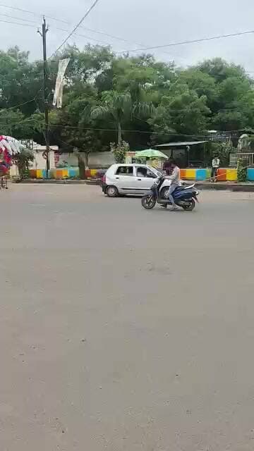 लोडिंग ऑटो खराब होने पर जब दो पहिया वाहन खींच कर ले गया