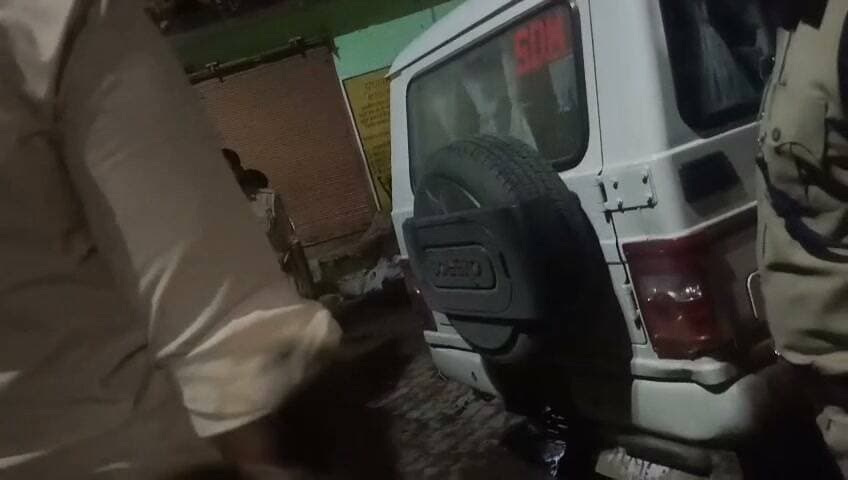 चित्रकूट जिले के पहाड़ी थाना क्षेत्र के चौरा गांव में रात 11:00 बजे पहुंचे जिम्मेदार अधिकारी बाढ़ से प्रभावित लोगों से मिलने और उनको राहत सामग्री देने