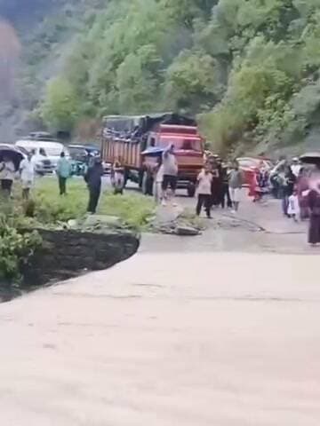 #बराहक्षेत्र_नगरपालिका वडा न : १ मदन भण्डारी #राजमार्ग मा अबस्थित #दुधपानी खोलामा आएको बाडीले अहिले गाडी आवतजावत मा समस्या ।