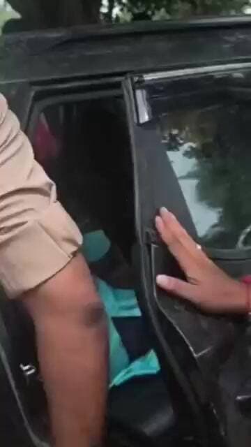 होटल पर पुलिस ने मारा छापा। लड़कियां और लड़के मिले।