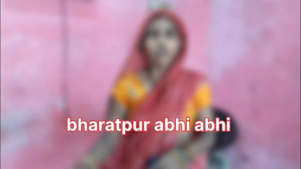 #ब्रेकिंग_न्यूज..
भरतपुर। रुदावल थाना क्षेत्र में एक महिला के साथ दु*ष्कर्म और घर से नकदी व जेवरात चोरी करने का मामला सामने आया है। पीड़िता की लिखित शिकायत पर पुलिस ने आरोपी पड़ोसी युवक के खिलाफ मामला दर्ज कर जांच शुरू कर दी है। रिपोर्ट के अनुसार, घटना 28 अगस्त की रात की है जब पीड़िता का पति दुकान से लौटा था। आरोप है कि पड़ोसी युवक ने शीतल पेय में नशीला पदार्थ मिलाकर पति को पिला दिया, जिससे वह बेहोश हो गया। पति के सो जाने के बाद आरोपी चुपके से घर में दाखिल हुआ और महिला को चाकू की नोक पर जान से मारने की धमकी देकर उसके साथ दुष्कर्म किया। इसके बाद आरोपी अलमारी में रखे करीब 3 लाख रुपये नकद और सोने-चांदी के गहने लेकर फरार हो गया। होश में आने पर पति को आपबीती बताकर पीड़िता ने थाने में प्राथमिकी दर्ज कराई, जिस पर पुलिस अग्रिम कार्रवाई कर रही है।