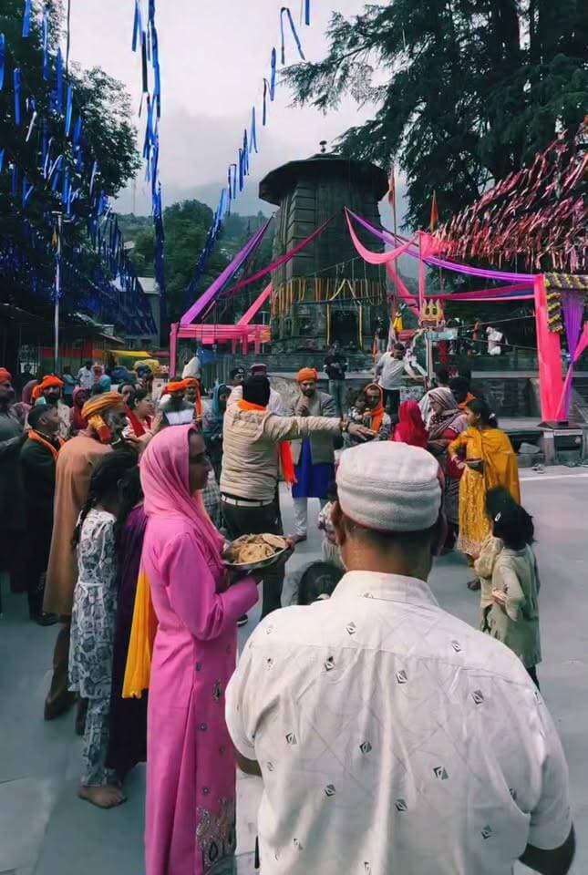 मणिमहेश यात्रा 2026 में शिवभक्ति का अद्भुत नजारा भोलेनाथ की भक्ति में मगन हुए शिवभक्त, हर तरफ गूंज रहा ‘हर हर महादेव’ का जयघोष।
#मणिमहेशयात्रा2026 #ManimaheshYatra #हरहरमहादेव #भोलेनाथ #शिवभक्ति #महादेव #शिवभक्त #हिमाचलप्रदेश #चंबा #भरमौर #धार्मिकयात्रा #EkNazarHimachalNews