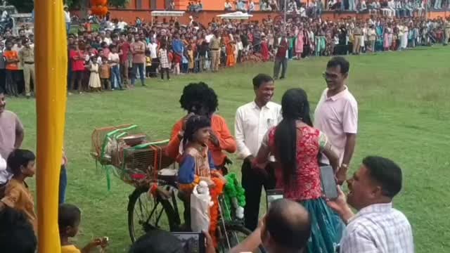 शहीद खुदीराम बोस समाज कल्याण समिति, पूसा के तत्वाधान में रविवार को फैंसी ड्रेस समारोह का आयोजन किया गया। जिसमें विभिन्न परिधानों में सजे कलाकारों ने मनमोहक प्रस्तुति दी। समारोह का उद्घाटन प्रखंड प्रमुख रविता तिवारी ने दीप प्रज्वलित कर किया। इससे पूर्व कार्यक्रम की शुरुआत स्कूली बच्चों के मनमोहक सांस्कृतिक कार्यक्रम से किया गया। अध्यक्षता डॉ मुक्तेश्वर प्रसाद सिंह ने किया। #samastipur #bihar #viral #trendingreels #trendingnow