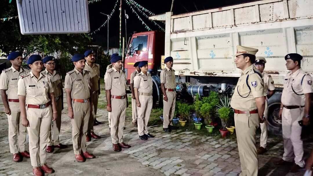आज दिनांक-30.08.2026 को पुलिस अधीक्षक महोदय, किशनगंज द्वारा अर्राबाड़ी थाना का वार्षिक निरीक्षण किया गया।
निरीक्षण के क्रम में थाना परिसर, कार्यालय, अभिलेखों एवं विभिन्न शाखाओं का गहन अवलोकन करते हुए लंबित कांडों की समीक्षा की गई।
साथ ही, विधि-व्यवस्था, अपराध नियंत्रण, अनुसंधान की प्रगति एवं पुलिसिंग से संबंधित आवश्यक दिशा-निर्देश संबंधित पदाधिकारियों एवं कर्मियों को दिए गए।
पुलिस अधीक्षक महोदय द्वारा थाना की कार्यप्रणाली की समीक्षा करते हुए जनसरोकार एवं प्रभावी पुलिसिंग को सर्वोच्च प्राथमिकता देने तथा आमजनों की शिकायतों का त्वरित एवं संवेदनशीलता के साथ निष्पादन सुनिश्चित करने का निर्देश दिया गया।