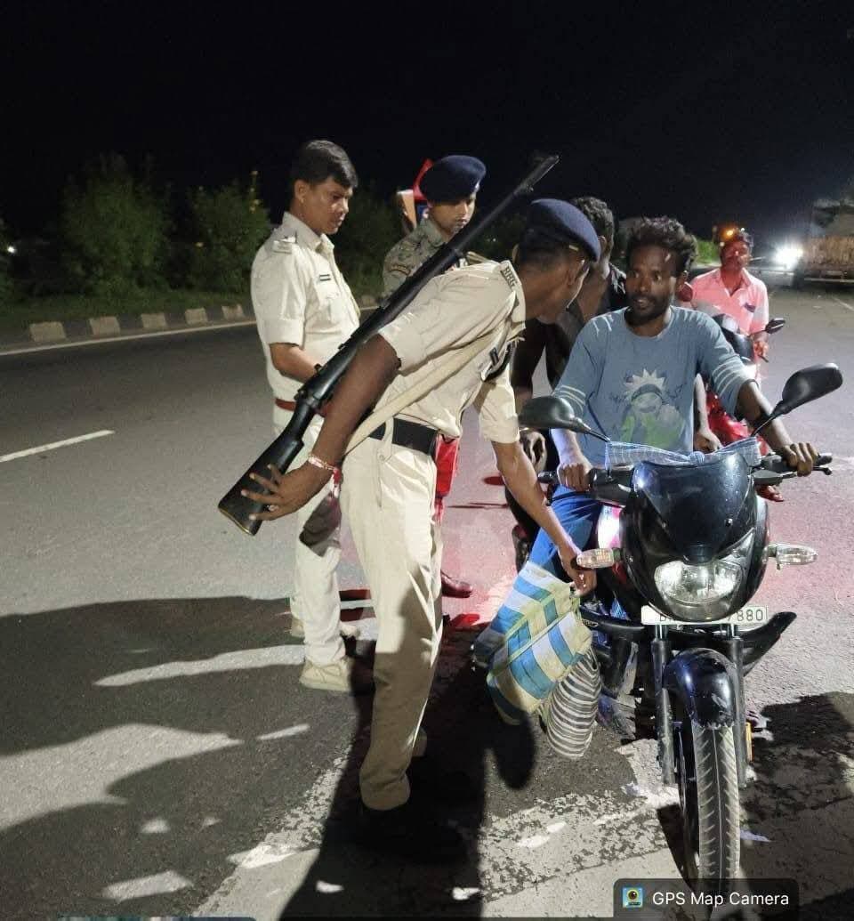 संतोष कुमार पुलिस अधीक्षक, किशनगंज के निर्देशानुसार किशनगंज जिला में "विशेष वाहन चेकिंग अभियान" चलाया गया। अभियान के तहत विभिन्न थाना क्षेत्रों एवं महत्वपूर्ण स्थानों पर पुलिस पदाधिकारियों/ कर्मियों द्वारा सघन रूप से वाहनों की जाँच की गई।
वाहन चेकिंग के दौरान दोपहिया एवं चारपहिया वाहनों की गहन जाँच की गई। चालकों के ड्राइविंग लाइसेंस, वाहन के आवश्यक कागजात, हेलमेट एवं सीट बेल्ट के उपयोग सहित अन्य सुरक्षा मानकों की जाँच की गई। साथ ही, संदिग्ध व्यक्तियों एवं वाहनों पर विशेष निगरानी रखते हुए आवश्यक पूछताछ एवं जाँच की गई।