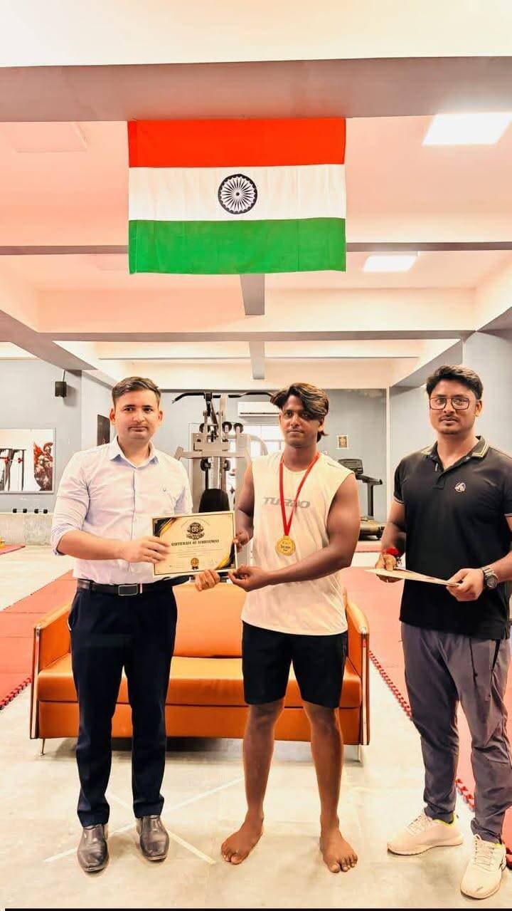 किशनगंज राष्ट्रीय खेल दिवस की पूर्व संध्या पर जिला जिम, किशनगंज में भव्य खेल प्रतियोगिता का आयोजन
राष्ट्रीय खेल दिवस की पूर्व संध्या के अवसर पर श्री नवीन कुमार,जिला पदाधिकारी, किशनगंज के निर्देशानुसार जिला प्रशासन, किशनगंज के तत्वावधान में जिला जिम, किशनगंज में विभिन्न खेल एवं शारीरिक दक्षता प्रतियोगिताओं का आयोजन किया गया।
कार्यक्रम का उद्देश्य जिलेभर के युवाओं एवं खिलाड़ियों में खेल भावना, शारीरिक फिटनेस, स्वास्थ्य एवं अनुशासन को बढ़ावा देना तथा किशनगंज में खेल संस्कृति को और अधिक सुदृढ़ करना रहा।
प्रतियोगिता में स्थानीय खिलाड़ियों एवं युवाओं ने उत्साहपूर्वक भाग लेते हुए अपनी शक्ति, सहनशक्ति एवं खेल प्रतिभा का उत्कृष्ट प्रदर्शन किया।
कार्यक्रम के दौरान श्री आदित्य कुमार सिंह, खेल उपाधीक्षक, किशनगंज की गरिमामयी उपस्थिति रही।
उनके मार्गदर्शन एवं उपस्थिति में प्रतियोगिताओं का सफलतापूर्वक आयोजन किया गया। प्रतिभागियों को प्रोत्साहित करते हुए उन्होंने खेलों के माध्यम से युवाओं में शारीरिक एवं मानसिक स्वास्थ्य के विकास तथा जिले में खेल प्रतिभाओं को आगे बढ़ाने पर बल दिया।
विभिन्न प्रतियोगिताओं के विजेता निम्नलिखित हैं:-
पुश-अप ,मो. हसन
टेबल टेनिस ,नितीश कुमार
क्लीन एंड जर्क ,प्रियांशु पासवान
डेडलिफ्ट (60 किग्रा से कम),
विशाल मल्लिक
डेडलिफ्ट (60 किग्रा एवं अधिक) ,मिनारूल
डेडलिफ्ट (ओपन),हृतिक राज
डेडलिफ्ट (महिला) ,सोना परवीन
वेटेड स्क्वाट ,रोहित पोद्दार
प्रतियोगिता में उत्कृष्ट प्रदर्शन करने वाले विजेता खिलाड़ियों को ट्रॉफी/मेडल प्रदान कर सम्मानित किया गया।
साथ ही, सभी प्रतिभागियों के उत्साह, अनुशासन एवं खेल भावना की सराहना की गई।
जिला प्रशासन, किशनगंज द्वारा युवाओं को खेलों से जोड़ने, स्थानीय स्तर पर खेल प्रतिभाओं को पहचानने तथा उन्हें बेहतर अवसर उपलब्ध कराने के उद्देश्य से इस प्रकार की खेल गतिविधियों को निरंतर प्रोत्साहित किया जा रहा है।