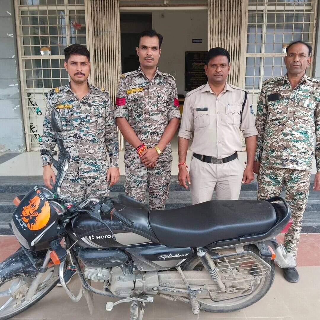 माताबसैया पुलिस की बड़ी कार्रवाई, स्नैचिंग करने वाले दो आरोपी गिरफ्तार
मुरैना जिले की थाना माताबसैया पुलिस ने स्नैचिंग की वारदात का खुलासा करते हुए दो आरोपियों को गिरफ्तार किया है। आरोपियों के कब्जे से छीना गया सोने का मंगलसूत्र और घटना में प्रयुक्त मोटरसाइकिल जब्त की गई है।
पुलिस के अनुसार, 25 अगस्त को जीगनी के पास बाइक सवार बदमाशों ने एक महिला का मंगलसूत्र छीन लिया था। पुलिस ने मुखबिर की सूचना पर घेराबंदी कर दोनों आरोपियों को गिरफ्तार किया। बरामद मशरूका की कीमत करीब 2 लाख रुपये बताई जा रही है।
माताबसैया पुलिस की इस कार्रवाई को बड़ी सफलता माना जा रहा है।