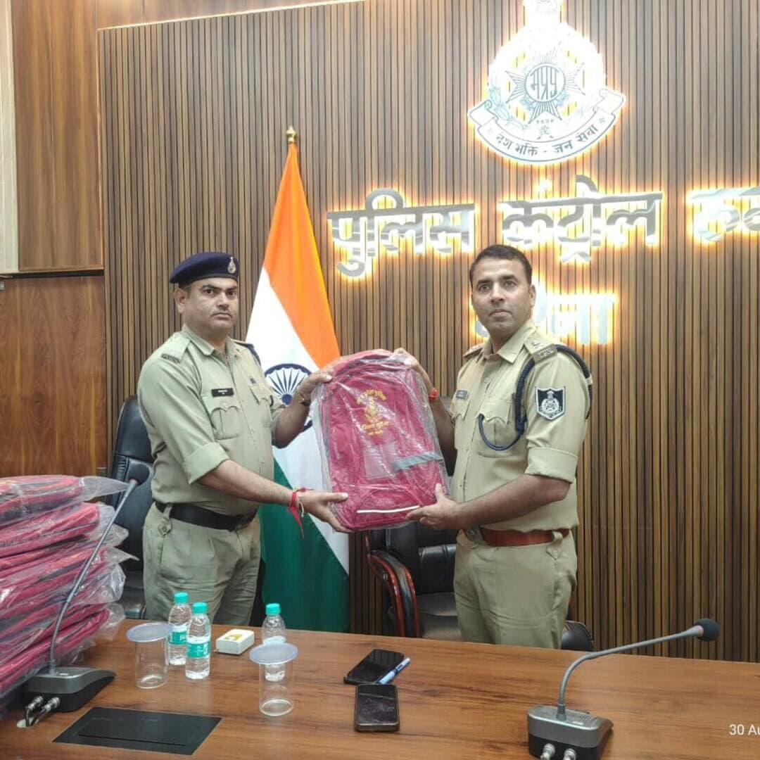 मुरैना पुलिस अधीक्षक के द्वारा न्यायालय में कार्यरत कोर्ट मुंशी एवं वारंट मुंशियों की समीक्षा बैठ के आयोजित कर आवश्यक दिशा निर्देश दिए।