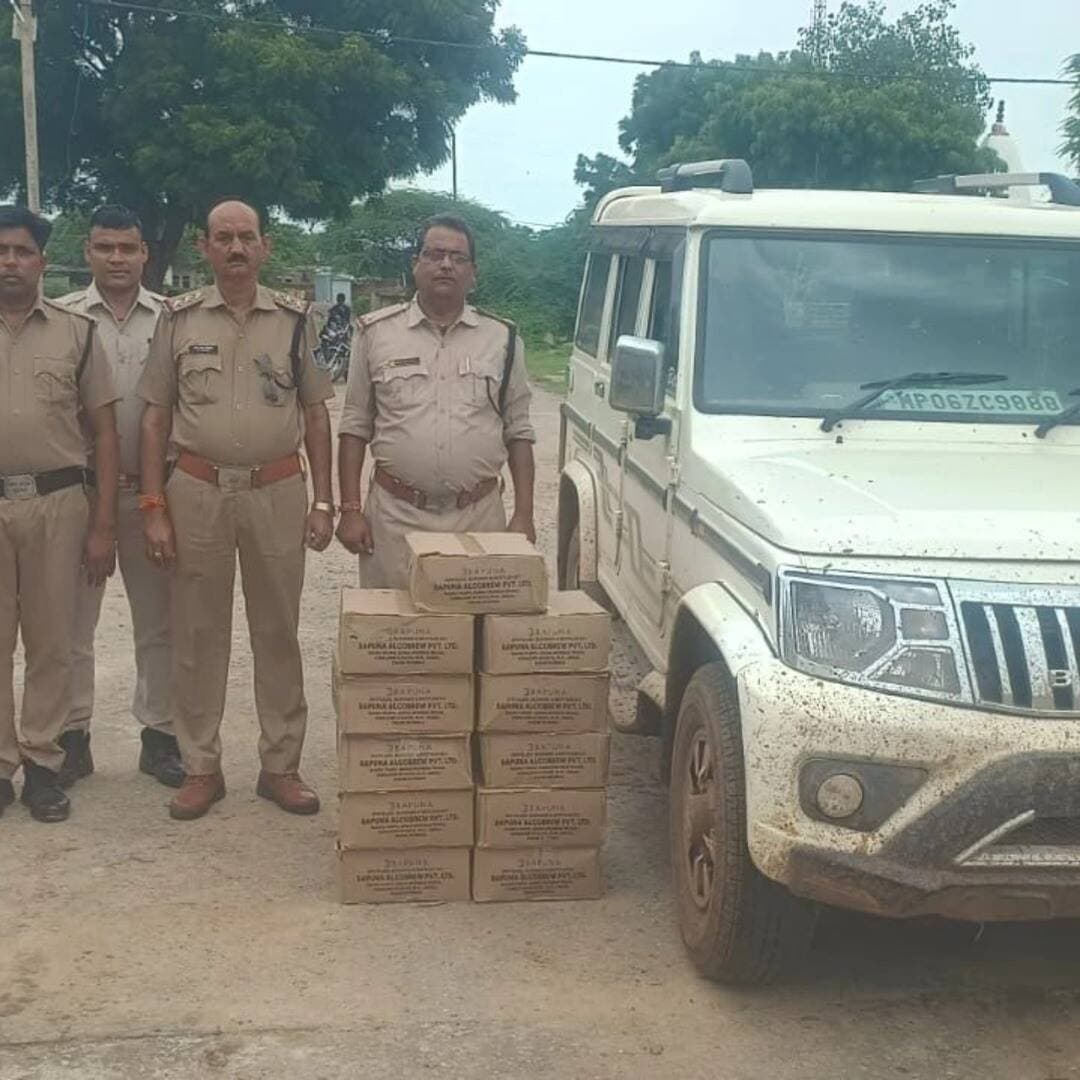 मुरैना के पहाड़गढ़ थाना पुलिस की बड़ी कार्रवाई। पुलिस ने बोलेरो गाड़ी से अवैध रूप से ले जाई जा रही 11 पेटी शराब जब्त की है। कार्रवाई के दौरान शराब से भरी बोलेरो गाड़ी को भी पुलिस ने कब्जे में ले लिया है। पुलिस मामले की जांच कर आगे की कार्रवाई में जुटी हुई है।