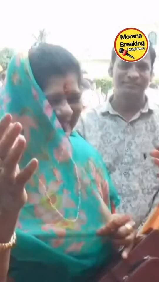ऐसा लगता है कि मुख्यमंत्री मोहन यादव इमरती देवी को रास नहीं आए,इसलिए ये क्या कह दिया,,,,,,
ओरछा में इमरती देवी का CM फेस पर बड़ा बयान
रामराजा से कृष्णा गौर को मुख्यमंत्री बनाने की प्रार्थना!
इमरती देवी बोलीं… रामराजा कृष्णा गौर को मुख्यमंत्री बना दें
इमरती देवी ने मंत्री कृष्णा गौर को गले लगाकर कही बड़ी बात
BJP प्रदेश कार्यसमिति के बीच CM फेस को लेकर बयान चर्चा में
कृष्णा गौर को CM बनाने की इमरती देवी ने जताई इच्छा
#krshna #cm #mohanyadavcm