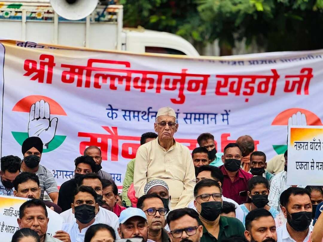 हल्द्वानी। रामलीला मैदान में कांग्रेस के राष्ट्रीय अध्यक्ष श्री Mallikarjun kharge की जनसभा के बाद सभा स्थल के कथित ‘शुद्धिकरण’ किए जाने की घटना के विरोध में कांग्रेस नेताओ नें आयोजित मौन उपवास में प्रतिभाग किया।
कांग्रेस नें कहा यह केवल एक व्यक्ति का अपमान नहीं, बल्कि सामाजिक समानता, लोकतांत्रिक मूल्यों और संविधान की भावना पर चोट है। ऐसे कृत्य समाज में भेदभाव और असमानता को बढ़ावा देते हैं, जिन्हें किसी भी परिस्थिति में स्वीकार नहीं किया जा सकता है।
Indian National Congress
Indian National Congress Uttarakhand