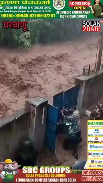 परवाणू सेक्टर-3 जलमग्न:गेट बंद करके पानी को अंदर घुसने से रोकने का प्रयास करते हुए
