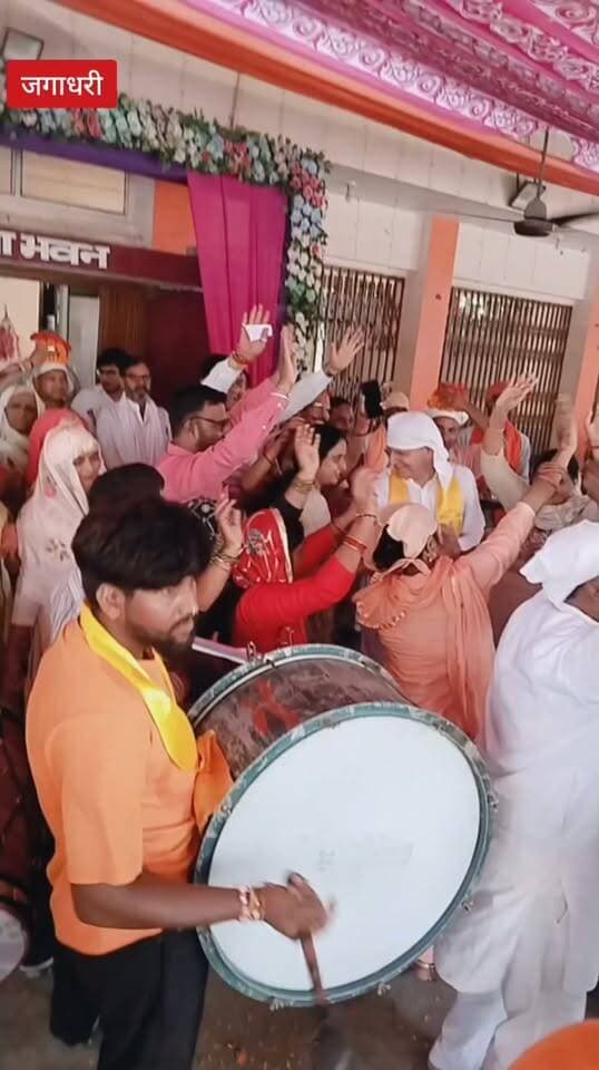 जगाधरी गौरी शंकर मंदिर में भक्ति भाव में मगन होकर नाचते हुए पूर्व कैबिनेट मंत्री चौधरी कंवरपाल गुर्जर,यमुनानगर मेयर सुमन बहमनी, जगाधरी के कई पार्षद एवं भाजपा कार्यकर्ता।