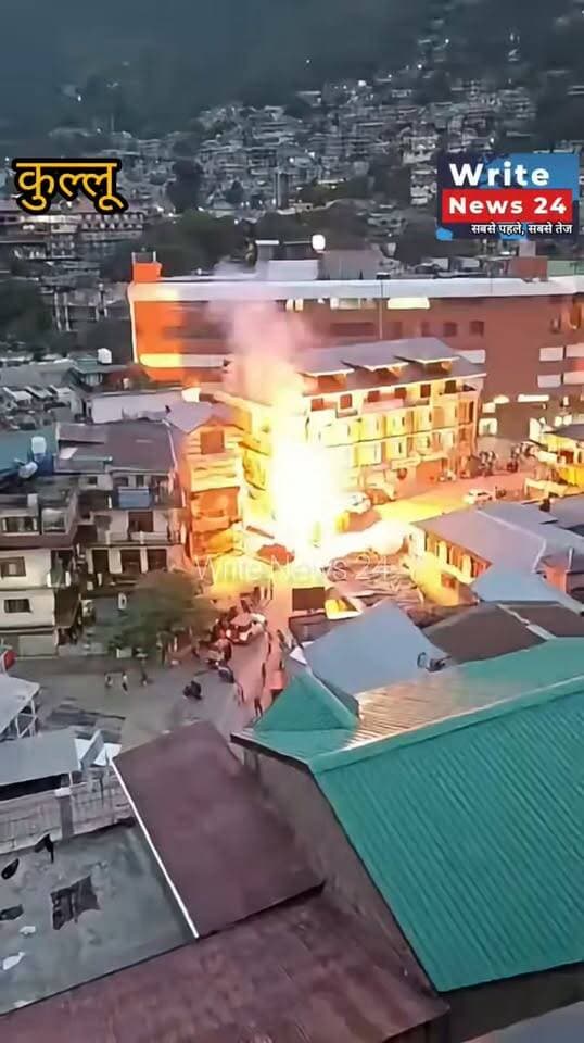 कुल्लू बस स्टैंड के पास हुआ शॉर्ट सर्किट, आसपास के लोग घबराए, शॉर्ट सर्किट का वीडियो हुआ वायरल
#himachalpradesh #kullu