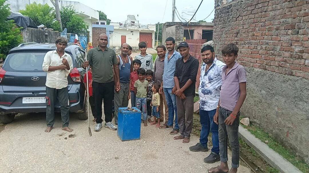 मेघपुरा में सांप का रेस्क्यू, बस्सी सेंचुरी में छोड़ा सुरक्षित
दैनिक वीरधरा राजस्थान।
चित्तौड़गढ़। बस्सी वन्यजीव रेंज क्षेत्र के मेघपुरा गांव में उस समय ग्रामीणों और परिवारजनों में डर का माहौल बन गया, जब एक सांप आबादी क्षेत्र में दिखाई दिया। सांप को देखकर परिवारजन और ग्रामीण घबरा गए और तत्काल वन विभाग को सूचना दी।
सूचना मिलते ही बस्सी वन्यजीव रेंज के रेंजर भगवतीलाल ने मामले को गंभीरता से लेते हुए ईको टूरिज्म साइट मेघपुरा के इंचार्ज वनपाल ललित सिंह को इसकी जानकारी दी। ललित सिंह ने तत्परता दिखाते हुए वनरक्षक राजकुमार माली को रेस्क्यू उपकरणों के साथ टीम सहित मौके पर भेजा।
मौके पर पहुंची वन्यजीव टीम ने सावधानीपूर्वक रेस्क्यू अभियान चलाया। वनरक्षक राजकुमार माली ने अपने अनुभव और कौशल का इस्तेमाल करते हुए सांप को सुरक्षित पकड़ लिया। रेस्क्यू के दौरान सांप की पहचान धामन प्रजाति के रूप में हुई।
रेस्क्यू के बाद धामन सांप को आबादी क्षेत्र से दूर बस्सी अभयारण्य में उसके प्राकृतिक आवास में सुरक्षित छोड़ दिया गया।
वन्यजीव टीम की तत्परता से ग्रामीणों ने राहत की सांस ली। मेघपुरा के ग्रामीणों और परिवारजनों ने समय पर पहुंचकर सांप को सुरक्षित रेस्क्यू करने तथा उसे उसके प्राकृतिक आवास में छोड़ने के लिए बस्सी वन्यजीव टीम का आभार जताया।