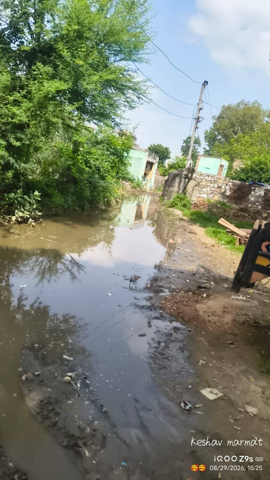 मेरी पंचायत का विकास....
सवाईमाधोपुर के अजनोटी ग्राम पंचायत के चालीसा की ढाणी आबादी इतने सालों बाद भी मूलभूत सुविधाओं से वंचित है, आम रास्तों पर पानी भरने ओर पानी निकासी की समुचित व्यवस्था नही होने से ग्रामीण परेशानी झेल रहे है, कीचड़ में होकर गुजरने को मजबूर, आखिर कब तक ग्रामीण इस परेशानी से जूझते रहेंगे, प्रसासन से पानी निकासी सहित सड़क व नाली निर्माण जल्द करवाने की मांग की।
- अधिवक्ता मंजू कुमारी मीणा
<nis:link nis:type=tag nis:id=मेरीपंचायतकाविकास nis:value=मेरीपंचायतकाविकास nis:enabled=true nis:link/>