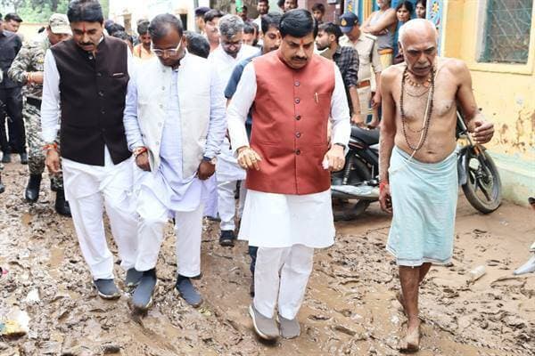 🔹संकट की घड़ी में पूरी सरकार है बाढ़ पीड़ितों के साथ : मुख्यमंत्री डॉ. यादव
🔹मुख्यमंत्री ने चित्रकूट में बाढ़ प्रभावित क्षेत्रों का किया पैदल भ्रमण, किया नुकसान का मुआयना
🔹अधिकारियों को 3 दिन तक चित्रकूट में ही रहकर राहत पहुंचाने के दिए निर्देश
🔹मुख्यमंत्री ने आश्रय स्थल जाकर बाढ़ प्रभावितों को दिए वस्त्र, घरेलू सामग्री और खाद्यान्न
➡️मुख्यमंत्री डॉ. मोहन यादव रविवार को रीवा से सीधे चित्रकूट पहुंचे। मुख्यमंत्री ने चित्रकूट में बाढ़ की आपदा से उत्पन्न परिस्थितियों का मुआयना किया। मुख्यमंत्री डॉ. यादव ने प्राचीन मुखार विन्द के पास बनाए गए आश्रय स्थल (राहत शिविर) पहुंचकर सभी बाढ़ प्रभावित परिवारों से मुलाकात कर उनके कुशल-क्षेम की जानकारी ली। मुख्यमंत्री ने बाढ़ प्रभावितों को राहत सामग्री का वितरण किया और कहा कि संकट की इस घड़ी में हमारी पूरी सरकार आप लोगों के साथ है।
मुख्यमंत्री डॉ. यादव ने कहा कि मंदाकिनी नदी की बाढ़ से नदी का पानी घरो में घुसने से काफी नुकसान हुआ है। इसके अलावा चित्रकूट की अधोसंरचनाओं को भी क्षति पहुंची है। उन्होंने सभी प्रभावितों से कहा कि सरकार और प्रशासन आपदा की घड़ी में पीड़ितों के साथ है। सभी प्रभावितों को उनके हुए नुकसान की भरपाई की जाएगी। मुख्यमंत्री डॉ. यादव ने कहा कि चित्रकूट में जन जीवन सामान्य होने तक सभी वरिष्ठ प्रशासनिक अधिकारी यहीं रूककर प्रभावितों को राहत पहुंचाने का काम करेंगे। मुख्यमंत्री डॉ. यादव ने आश्रय स्थल पर बांदा के बबेरू से आए श्रद्धालु श्री राजू सिंह से बात की। श्री राजू ने बताया कि वे 20 लोगों के साथ कामतानाथ स्वामी के दर्शन करने आए थे। बाढ़ का पानी होने से वे सब अपने घर वापस नहीं लौट पाए। उन्होंने बताया कि इस आश्रय स्थल पर प्रशासन द्वारा उन सभी के लिए भोजन, पानी, नाश्ते की समुचित व्यवस्था की गई है। मुख्यमंत्री डॉ. यादव ने आश्रय स्थल पर बाढ़ प्रभावित व्यक्तियों को वस्त्र, घरेलू सामग्री और खाद्यान्न आदि राहत सहायता सामग्री भी वितरित की।
जल भराव वाले क्षेत्रों का किया पैदल भ्रमण
मुख्यमंत्री डॉ. यादव ने चित्रकूट नगर के रामधाम मोहल्ले में जलभराव (बाढ़) से प्रभावित क्षेत्रों का पैदल भ्रमण किया। उन्होंने कीचड़ से सने मार्ग में पैदल चलकर प्रभावितों के घरों तक पहुंचकर जल भराव से हुए नुकसान का अवलोकन किया। मुख्यमंत्री डॉ. यादव ने श्री रामफल गर्ग और श्री किस्मत कुमार गर्ग के घर पहुंचकर जलभराव से हुए नुकसान की जानकारी ली तथा प्रभावित परिवारों से आत्मीय चर्चा कर उन्हें आश्वासन दिया।
मुख्यमंत्री डॉ. यादव ने सतना से चित्रकूट मार्ग पर सियाराम कुटीर स्थित माधव धर्मशाला के समीप अग्रहरि किराना स्टोर पहुंचकर दुकानदार श्री कामता प्रसाद गुप्ता से मुलाकात की और उनकी दुकान में पानी भरने से हुए नुकसान का जायजा लिया। उन्होंने प्रभावितों को भरोसा दिलाया कि इस कठिन समय में सरकार उनके साथ है और सभी प्रभावितों को नियमानुसार हरसंभव राहत एवं सहायता उपलब्ध कराई जाएगी।
मुख्यमंत्री डॉ. यादव ने जिलाधिकारियों से बाढ़ प्रभावित क्षेत्रों में चल रहे राहत एवं बचाव कार्यों की जानकारी लेते हुए सभी प्रभावित परिवारों को हर जरूरी सुविधाएं उपलब्ध कराने के निर्देश दिए। उन्होंने कहा कि जिला प्रशासन पूरी तत्परता, समर्पण और संवेदनशीलता के साथ सभी प्रभावितों को राहत सहायता उपलब्ध कराए। मुख्यमंत्री डॉ.यादव ने कहा कि राहत कार्यों में किसी प्रकार की कोई भी कमी न रहे।
इस अवसर पर चित्रकूट के विधायक श्री सुरेंद्र सिंह गहरवार, नगर परिषद की अध्यक्षा सुश्री साधना पटेल, श्री प्रबल श्रीवास्तव, कमिश्नर रीवा संभाग श्री शीलेन्द्र सिंह, कलेक्टर डॉ. सतीश कुमार एस सहित अन्य जनप्रतिनिधिगण एवं जिलाधिकारी उपस्थित थे।
मीडिया प्रतिनिधियों से चर्चा
मुख्यमंत्री डॉ. मोहन यादव ने प्रभावितों को राहत सहायता वितरण एवं नगर के पैदल निरीक्षण के उपरांत मीडिया प्रतिनिधियों से चर्चा में कहा कि चित्रकूट में में बीते दिनों से लगातार हो रही अतिवृष्टि के कारण यहां की सेमरावल एवं मंदाकिनी नदी के जलस्तर में वृद्धि से बाढ़ की स्थिति उत्पन्न हुई है। नगर के कई क्षेत्रों में लोगों के घरों में पानी भर गया है और उनके घरेलू सामान को भी नुकसान पहुंचा है। जिला प्रशासन की मुस्तैदी से अबतक किसी प्रकार की जनहानि नहीं हुई है। यहां राहत एवं बचाव कार्य लगातार चलाए जा रहे हैं। साथ ही प्रभावित लोगों तक आवश्यक राहत सामग्री भी पहुंचाई जा रही है। उन्होंने कहा कि बाढ़ से नुकसान तो हुआ है, जिसका आंकलन किया जा रहा है। जिला प्रशासन के सभी संबंधित अधिकारी इस समय मौके पर ही मौजूद हैं। प्रशासन द्वारा बाढ़ की स्थिति पर सतत् निगरानी की जा रही है। मुख्यमंत्री ने कहा कि जिले के सभी अधिकारियों को निर्देश दिए हैं कि सभी बाढ़ प्रभावित लोगों के लिए भोजन, वस्त्र, पेयजल, चिकित्सा सहित सभी आवश्यक व्यवस्थाएं तत्काल सुनिश्चित की जाएं।
मुख्यमंत्री डॉ. यादव ने कहा कि उन्होंने स्वयं शनिवार की रात रीवा में ही रुककर सतना और रीवा जिले में बाढ़ की स्थिति की विस्तार से समीक्षा की। उन्होंने कहा कि चित्रकूट और सतना में अतिवृष्टि के कारण सेमरावल एवं मंदाकिनी नदी में बाढ़ का भयावह रूप देखने को मिला। राहत की बात यह है कि घटना दिन के समय हुई थी और मौसम के पूर्वानुमान के चलते जिला प्रशासन भी पूरी तरह अलर्ट मोड में था। शासन की सजगता और सतर्कता तथा जिला प्रशासन की तत्परता से अब तक किसी प्रकार की जनहानि नहीं हुई है। मुख्यमंत्री डॉ. यादव ने कहा कि फिलहाल हमारा पूरा ध्यान राहत एवं बचाव कार्यों में और तेजी लाने पर है, ताकि जलस्तर कम होने के बाद सभी प्रभावित लोगों को सुरक्षित रूप से उनके घरों तक पहुंचाया जा सके। मुख्यमंत्री ने कहा कि इस बाढ़ से हुए नुकसान का समुचित आंकलन कर सभी प्रभावित परिवारों को प्रशासन द्वारा आवश्यक सहायता उपलब्ध कराई जाएगी। मुख्यमंत्री डॉ. यादव ने कहा कि उन्होंने बाढ़ प्रभावित नागरिकों से स्वयं मुलाकात कर जिलाधिकारियों को सभी प्रभावितों को सूखा राशन एवं अन्य आवश्यक राहत सामग्री भी पहुंचाने के निर्देश दिए हैं। मुख्यमंत्री ने कहा कि जिन लोगों के पशुओं की हानि हुई है या अन्य किसी भी प्रकार का नुकसान हुआ है, उसका विधिवत सर्वे कराया जाएगा और उन्हें भी नियमानुसार राहत एवं आर्थिक सहायता राशि प्रदान की जाएगी।
#नर्मदापुरम CM Madhya Pradesh Dr Mohan Yadav Jansampark Madhya Pradesh Department Of Revenue, Madhya Pradesh