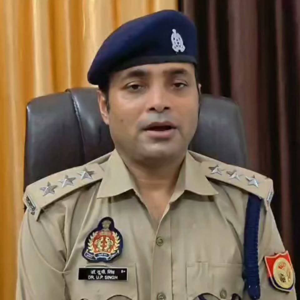गोण्डा में भीषण सड़क हादसा, बाइक सवार छात्र गाय से टकराकर फार्च्यूनर से भिड़े, एक की मौत, एक घायल। अयोध्या-गोण्डा हाईवे पर वजीरगंज ब्लॉक के सामने हुआ दर्दनाक हादसा। 22 वर्षीय मुकेश पाण्डेय की मौके पर मौत, 19 वर्षीय आदित्य सिंह घायल। दोनों अयोध्या स्थित गुरुकुल महाविद्यालय में पढ़ते थे और बाइक से मोतीगंज स्थित घर लौट रहे थे। हादसे में गाय की भी मौत हो गई। पुलिस ने घायल को अस्पताल पहुंचाया और शव पोस्टमार्टम के लिए भेजा।
#Gonda #GondaNews #RoadAccident #BreakingNews #UttarPradesh #Accident #ViralNews