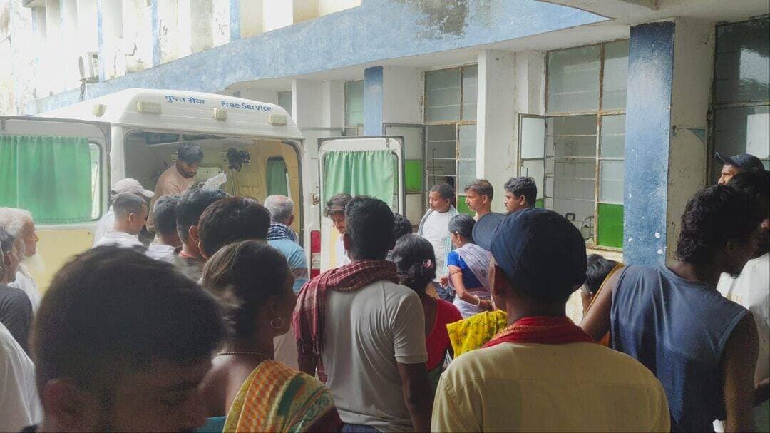 फुलवरिया डैम मोड़ के पास बाइक-कार की टक्कर में तीन व्यक्ति घायल,रेफर
रजौली थाना क्षेत्र के फुलवरिया डैम मोड़ के पास रविवार को बाइक और कार की टक्कर में बाइक सवार तीन युवक गंभीर रूप से घायल हो गए। हादसे के बाद घटनास्थल पर ग्रामीणों की भीड़ जुट गई। ग्रामीणों के सहयोग से तीनों घायलों को इलाज के लिए अनुमंडलीय अस्पताल लाया गया।घटना की सूचना मिलते ही घायलों के परिजन भी अनुमंडलीय अस्पताल पहुंच गए।घायलों की पहचान हरदिया गांव निवासी बुधन यादव के पुत्र विनोद यादव,हरदिया सेक्टर - बी निवासी राजेंद्र प्रसाद यादव के पुत्र चंदन कुमार और नरहट निवासी नरेश प्रसाद के पुत्र भूपेंद्र कुमार के रूप में हुई है।घायल विनोद यादव ने बताया कि तीनों एक ही बाइक पर सवार होकर चोरडिहा गांव से रजौली के ओर जा रहे थे इसी दौरान सामने से तेज गति से आ रही कार ने अचानक उनकी बाइक में टक्कर मार दी।टक्कर इतनी जोरदार थी कि बाइक सवार तीनों व्यक्ति सड़क पर गिरकर गंभीर रूप से घायल हो गए।हादसे के बाद घटनास्थल पर क्षतिग्रस्त कार और बाइक पड़ी रही।आसपास के ग्रामीणों ने तत्काल घायलों को उठा कर अस्पताल पहुंचाया।अनुमंडलीय अस्पताल के चिकित्सक डॉ. श्यामनंदन प्रसाद ने तीनों घायलों का प्राथमिक उपचार किया। घायलों की गंभीर स्थिति को देखते हुए चिकित्सक ने बेहतर इलाज के लिए सदर अस्पताल नवादा रेफर कर दिया।घटना के बाद अस्पताल परिसर में परिजनों और स्थानीय लोगों की भीड़ जुटी रही। परिजन घायलों की स्थिति को लेकर परेशान दिखे।इधर हादसे की सूचना मिलने के बाद पुलिस घटना की जानकारी जुटाने में लगी है।पुलिस द्वारा दुर्घटना के कारणों और क्षतिग्रस्त वाहनों के संबंध में जानकारी ली जा रही है।