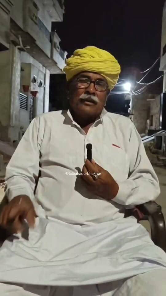 पीलीबंगा कांग्रेस में बड़ा सियासी भूचाल: पूर्व पालिका अध्यक्ष गंगाराम खटीक ने की बगावत, पार्टी छोड़ वार्ड 30 से निर्दलीय ताल ठोकने का ऐलान
#Lalbahadurbhakhar #BreakingNews #LatestNews #RajasthanNews #pilibanga #पॉलीटिकल
पीलीबंगा आगामी निकाय चुनावों के टिकट वितरण को लेकर पीलीबंगा कांग्रेस में भारी अंतर्कलह और बगावत खुलकर सामने आ गई है। पार्टी के कद्दावर नेता और पूर्व पालिका अध्यक्ष गंगाराम खटीक ने स्थानीय कांग्रेस नेतृत्व के खिलाफ मोर्चा खोलते हुए पार्टी से अपना दशकों पुराना नाता हमेशा के लिए तोड़ दिया है। टिकट कटने से नाराज खटीक ने वार्ड नंबर 30 से निर्दलीय (आजाद) प्रत्याशी के रूप में चुनाव मैदान में उतरने की घोषणा कर दी है।
सोशल मीडिया पर वीडियो जारी कर दागे तीखे सवाल
गंगाराम खटीक ने सोशल मीडिया पर एक वीडियो जारी कर पार्टी के शीर्ष स्थानीय नेताओं पर अनदेखी और मनमानी के गंभीर आरोप लगाए हैं। वायरल वीडियो में उन्होंने अपने दर्द और आक्रोश को साझा करते हुए कहा: "कांग्रेस से मेरा और मेरे परिवार का वर्षों पुराना जुड़ाव रहा है। हमने पार्टी को सींचने में अपना पूरा जीवन लगाया, लेकिन आज निष्ठावान कार्यकर्ताओं को दरकिनार किया जा रहा है।"
उन्होंने स्थानीय नेताओं पर टिकट वितरण में पक्षपात और षड्यंत्र रचने का खुला आरोप लगाया। खटीक ने स्पष्ट किया कि वह जनता के मान-सम्मान और हक के लिए वार्ड नंबर 30 से निर्दलीय प्रत्याशी के रूप में चुनावी ताल ठोकेंगे।
गंगाराम खटीक का इस तरह पार्टी से बगावत करना और चुनावी मैदान में उतरना स्थानीय कांग्रेस के लिए बड़ा झटका माना जा रहा है। पूर्व पालिका अध्यक्ष के रूप में उनकी क्षेत्र में मजबूत पकड़ है। उनके इस्तीफे से न केवल वार्ड नंबर 30 का सियासी समीकरण पूरी तरह बिगड़ गया है, बल्कि आसपास के अन्य वार्डों में भी पार्टी को भारी नुकसान उठाना पड़ सकता है। पीलीबंगा की राजनीति में अब मुकाबला त्रिकोणीय और बेहद दिलचस्प मोड़ पर पहुंच चुका है। Part 7