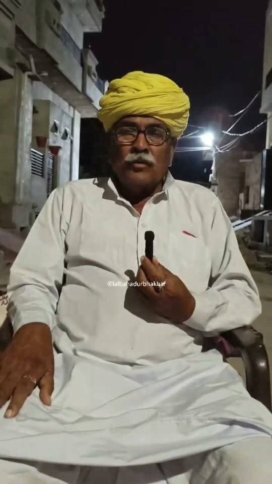 पीलीबंगा कांग्रेस में बड़ा सियासी भूचाल: पूर्व पालिका अध्यक्ष गंगाराम खटीक ने की बगावत, पार्टी छोड़ वार्ड 30 से निर्दलीय ताल ठोकने का ऐलान
#Lalbahadurbhakhar #BreakingNews #LatestNews #RajasthanNews #pilibanga #पॉलीटिकल
पीलीबंगा आगामी निकाय चुनावों के टिकट वितरण को लेकर पीलीबंगा कांग्रेस में भारी अंतर्कलह और बगावत खुलकर सामने आ गई है। पार्टी के कद्दावर नेता और पूर्व पालिका अध्यक्ष गंगाराम खटीक ने स्थानीय कांग्रेस नेतृत्व के खिलाफ मोर्चा खोलते हुए पार्टी से अपना दशकों पुराना नाता हमेशा के लिए तोड़ दिया है। टिकट कटने से नाराज खटीक ने वार्ड नंबर 30 से निर्दलीय (आजाद) प्रत्याशी के रूप में चुनाव मैदान में उतरने की घोषणा कर दी है।
सोशल मीडिया पर वीडियो जारी कर दागे तीखे सवाल
गंगाराम खटीक ने सोशल मीडिया पर एक वीडियो जारी कर पार्टी के शीर्ष स्थानीय नेताओं पर अनदेखी और मनमानी के गंभीर आरोप लगाए हैं। वायरल वीडियो में उन्होंने अपने दर्द और आक्रोश को साझा करते हुए कहा: "कांग्रेस से मेरा और मेरे परिवार का वर्षों पुराना जुड़ाव रहा है। हमने पार्टी को सींचने में अपना पूरा जीवन लगाया, लेकिन आज निष्ठावान कार्यकर्ताओं को दरकिनार किया जा रहा है।"
उन्होंने स्थानीय नेताओं पर टिकट वितरण में पक्षपात और षड्यंत्र रचने का खुला आरोप लगाया। खटीक ने स्पष्ट किया कि वह जनता के मान-सम्मान और हक के लिए वार्ड नंबर 30 से निर्दलीय प्रत्याशी के रूप में चुनावी ताल ठोकेंगे।
गंगाराम खटीक का इस तरह पार्टी से बगावत करना और चुनावी मैदान में उतरना स्थानीय कांग्रेस के लिए बड़ा झटका माना जा रहा है। पूर्व पालिका अध्यक्ष के रूप में उनकी क्षेत्र में मजबूत पकड़ है। उनके इस्तीफे से न केवल वार्ड नंबर 30 का सियासी समीकरण पूरी तरह बिगड़ गया है, बल्कि आसपास के अन्य वार्डों में भी पार्टी को भारी नुकसान उठाना पड़ सकता है। पीलीबंगा की राजनीति में अब मुकाबला त्रिकोणीय और बेहद दिलचस्प मोड़ पर पहुंच चुका है। Part 6