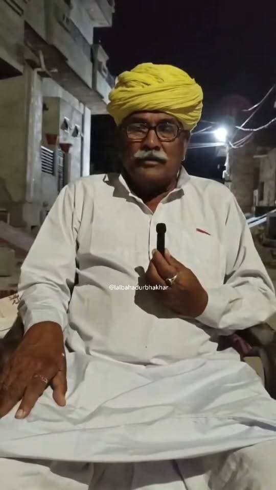 पीलीबंगा कांग्रेस में बड़ा सियासी भूचाल: पूर्व पालिका अध्यक्ष गंगाराम खटीक ने की बगावत, पार्टी छोड़ वार्ड 30 से निर्दलीय ताल ठोकने का ऐलान
#Lalbahadurbhakhar #BreakingNews #LatestNews #RajasthanNews #pilibanga #पॉलीटिकल
पीलीबंगा आगामी निकाय चुनावों के टिकट वितरण को लेकर पीलीबंगा कांग्रेस में भारी अंतर्कलह और बगावत खुलकर सामने आ गई है। पार्टी के कद्दावर नेता और पूर्व पालिका अध्यक्ष गंगाराम खटीक ने स्थानीय कांग्रेस नेतृत्व के खिलाफ मोर्चा खोलते हुए पार्टी से अपना दशकों पुराना नाता हमेशा के लिए तोड़ दिया है। टिकट कटने से नाराज खटीक ने वार्ड नंबर 30 से निर्दलीय (आजाद) प्रत्याशी के रूप में चुनाव मैदान में उतरने की घोषणा कर दी है।
सोशल मीडिया पर वीडियो जारी कर दागे तीखे सवाल
गंगाराम खटीक ने सोशल मीडिया पर एक वीडियो जारी कर पार्टी के शीर्ष स्थानीय नेताओं पर अनदेखी और मनमानी के गंभीर आरोप लगाए हैं। वायरल वीडियो में उन्होंने अपने दर्द और आक्रोश को साझा करते हुए कहा: "कांग्रेस से मेरा और मेरे परिवार का वर्षों पुराना जुड़ाव रहा है। हमने पार्टी को सींचने में अपना पूरा जीवन लगाया, लेकिन आज निष्ठावान कार्यकर्ताओं को दरकिनार किया जा रहा है।"
उन्होंने स्थानीय नेताओं पर टिकट वितरण में पक्षपात और षड्यंत्र रचने का खुला आरोप लगाया। खटीक ने स्पष्ट किया कि वह जनता के मान-सम्मान और हक के लिए वार्ड नंबर 30 से निर्दलीय प्रत्याशी के रूप में चुनावी ताल ठोकेंगे।
गंगाराम खटीक का इस तरह पार्टी से बगावत करना और चुनावी मैदान में उतरना स्थानीय कांग्रेस के लिए बड़ा झटका माना जा रहा है। पूर्व पालिका अध्यक्ष के रूप में उनकी क्षेत्र में मजबूत पकड़ है। उनके इस्तीफे से न केवल वार्ड नंबर 30 का सियासी समीकरण पूरी तरह बिगड़ गया है, बल्कि आसपास के अन्य वार्डों में भी पार्टी को भारी नुकसान उठाना पड़ सकता है। पीलीबंगा की राजनीति में अब मुकाबला त्रिकोणीय और बेहद दिलचस्प मोड़ पर पहुंच चुका है। Part 3