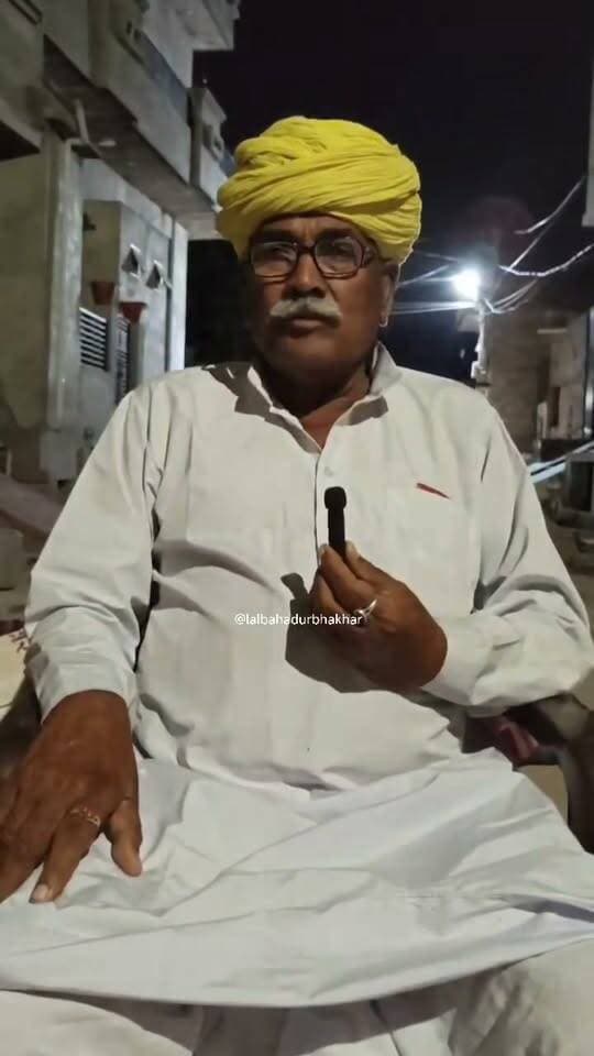 पीलीबंगा कांग्रेस में बड़ा सियासी भूचाल: पूर्व पालिका अध्यक्ष गंगाराम खटीक ने की बगावत, पार्टी छोड़ वार्ड 30 से निर्दलीय ताल ठोकने का ऐलान
#Lalbahadurbhakhar #BreakingNews #LatestNews #RajasthanNews #pilibanga #पॉलीटिकल
पीलीबंगा आगामी निकाय चुनावों के टिकट वितरण को लेकर पीलीबंगा कांग्रेस में भारी अंतर्कलह और बगावत खुलकर सामने आ गई है। पार्टी के कद्दावर नेता और पूर्व पालिका अध्यक्ष गंगाराम खटीक ने स्थानीय कांग्रेस नेतृत्व के खिलाफ मोर्चा खोलते हुए पार्टी से अपना दशकों पुराना नाता हमेशा के लिए तोड़ दिया है। टिकट कटने से नाराज खटीक ने वार्ड नंबर 30 से निर्दलीय (आजाद) प्रत्याशी के रूप में चुनाव मैदान में उतरने की घोषणा कर दी है।
सोशल मीडिया पर वीडियो जारी कर दागे तीखे सवाल
गंगाराम खटीक ने सोशल मीडिया पर एक वीडियो जारी कर पार्टी के शीर्ष स्थानीय नेताओं पर अनदेखी और मनमानी के गंभीर आरोप लगाए हैं। वायरल वीडियो में उन्होंने अपने दर्द और आक्रोश को साझा करते हुए कहा: "कांग्रेस से मेरा और मेरे परिवार का वर्षों पुराना जुड़ाव रहा है। हमने पार्टी को सींचने में अपना पूरा जीवन लगाया, लेकिन आज निष्ठावान कार्यकर्ताओं को दरकिनार किया जा रहा है।"
उन्होंने स्थानीय नेताओं पर टिकट वितरण में पक्षपात और षड्यंत्र रचने का खुला आरोप लगाया। खटीक ने स्पष्ट किया कि वह जनता के मान-सम्मान और हक के लिए वार्ड नंबर 30 से निर्दलीय प्रत्याशी के रूप में चुनावी ताल ठोकेंगे।
गंगाराम खटीक का इस तरह पार्टी से बगावत करना और चुनावी मैदान में उतरना स्थानीय कांग्रेस के लिए बड़ा झटका माना जा रहा है। पूर्व पालिका अध्यक्ष के रूप में उनकी क्षेत्र में मजबूत पकड़ है। उनके इस्तीफे से न केवल वार्ड नंबर 30 का सियासी समीकरण पूरी तरह बिगड़ गया है, बल्कि आसपास के अन्य वार्डों में भी पार्टी को भारी नुकसान उठाना पड़ सकता है। पीलीबंगा की राजनीति में अब मुकाबला त्रिकोणीय और बेहद दिलचस्प मोड़ पर पहुंच चुका है। Part 2