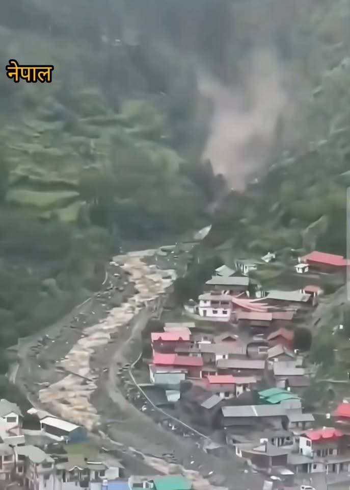 नेपाल बाढ़ का यह वीडियो जो रोंगटे खड़े कर देने वाला है, कुछ ही मिनटों में ताश के पत्तों की तरह तहस नहस हो गया सब कुछ ।
#nepal #flood