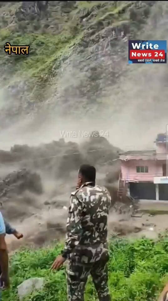 नेपाल से बाढ़ का एक और वीडियो सामने आया है जिसमें दूसरों को बचाने के प्रयास में खुद कुछ लोग अपनी जान गंवा बैठे, वहीं मोबाइल में रिकॉर्डिंग भी चलती रही ।
#nepal #flood