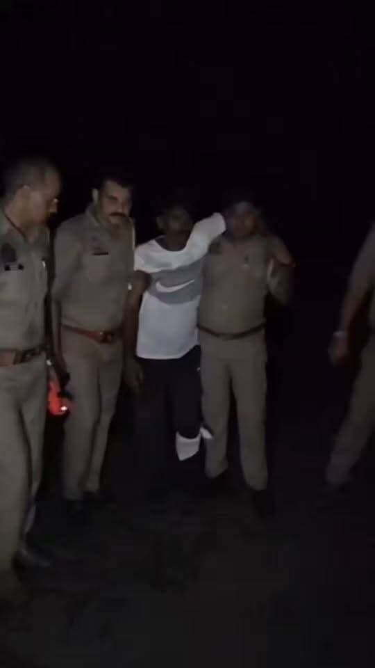 नवागत थाना प्रभारी विनोद कुमार की ‘सिंघम स्टाइल’ में पहली बड़ी कार्रवाई! मिर्जापुर में गोकशी की फिराक में आरोपी से पुलिस की मुठभेड़, पैर में लगी गोली
तमंचा-कारतूस समेत गोकशी के उपकरण बरामद, करीब एक दर्जन मुकदमों वाला बिलाल घायल अवस्था में गिरफ्तार—मिर्जापुर में अपराधियों को कड़ा संदेश!
कमेन्ट बॉक्स में पढ़े पूरी ख़बर......
#Saharanpur #Mirzapur #MirzapurPolice #VinodKumar #PoliceAction #PoliceEncounter #CrimeControl #ZeroTolerance #OperationMode #SinghamStyle #UPPolice #CrimeNews #BreakingNews #News7 #TheSaharanpurVoice #सहारनपुर #मिर्जापुर #पुलिसएक्शन #पुलिसमुठभेड़ #अपराधपरशिकंजा