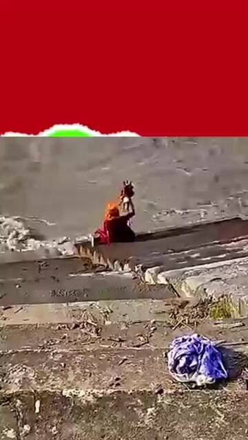 विनाशक जल प्रलय लहरों के बीच सीढ़ियों पर बैठे साधु का अद्भुत दृश्य