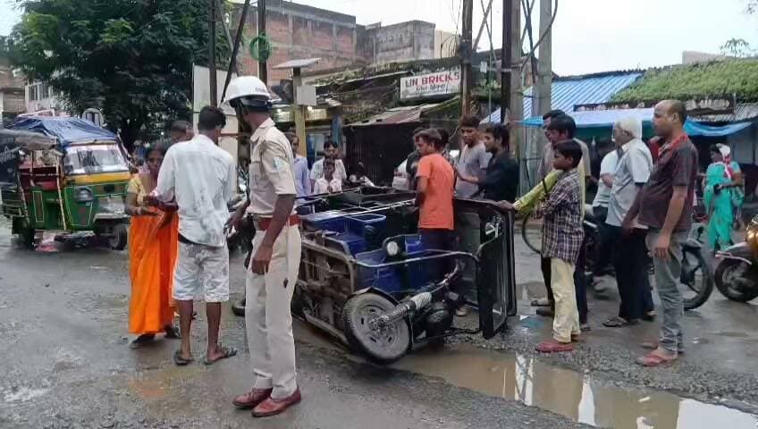 आजकल तो सिमडेगा शहर के कुछ-कुछ जगहों पर रोड में चलना भी डर लगने लगा
