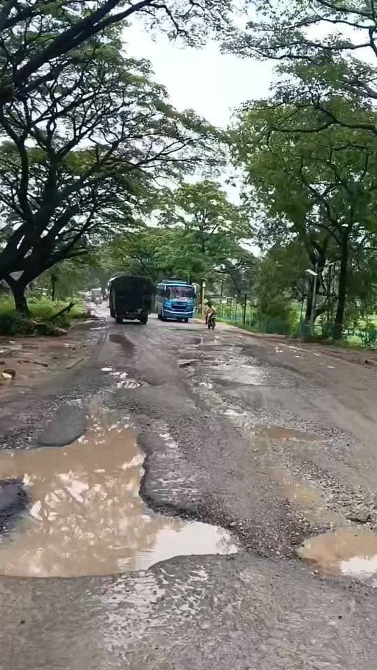 यह है हमारा नेशनल हाईवे का नजारा ।कहते हैं सड़क के जिला के दर्पण होती है। नेशनल हाईवे के अधिकारियों की लापरवाही की वजह से कोलेबिरा चेकनाका के पास का हालात।