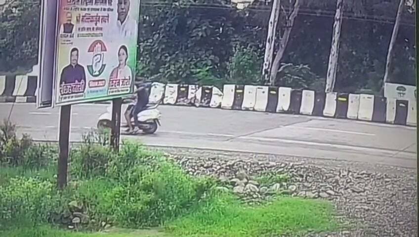 लालकुआं।हल्दूचौड मुख्य चौराहे स्थित नैनीताल बरेली हाईवे पर हुए सडक हादसे का सीसीटीवी विडियो आया सामने "
सड़क हादसे में हिम्मतपुर निवासी युवक कमल पाड़े की दर्दनाक मौत "दोस्त के साथ स्कूटी से सड़क पार कर रहा था इसी दौरान डम्पर ट्रक ने टक्कर मार दी जिसे उसकी मौके पर मौत हो गई।
