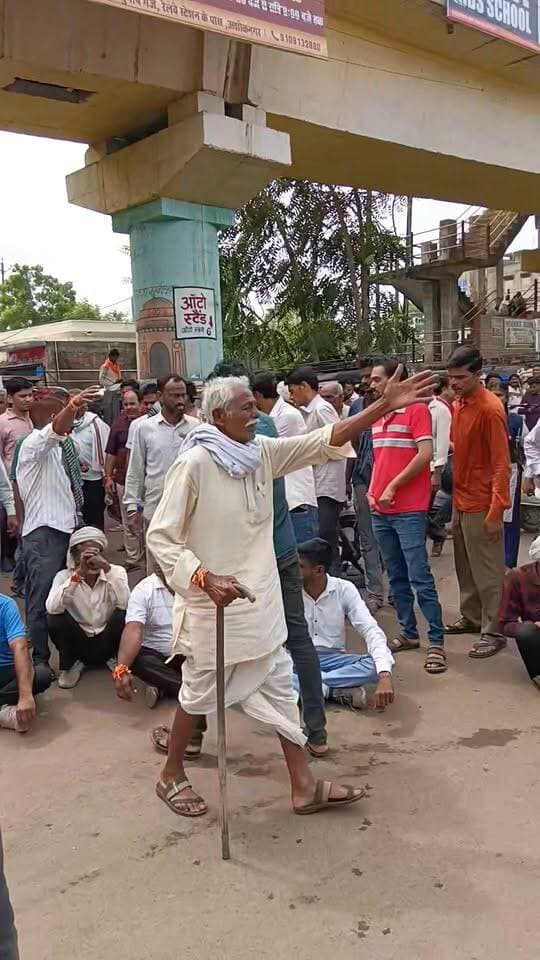 बीती रात सड़क दुर्घटना में युवक की मौत के बाद आज सुबह अस्पताल चौराहे पर मृतक के परिजनों ने किया चक्का जाम
📰
#ashoknagar #NewsUpdate