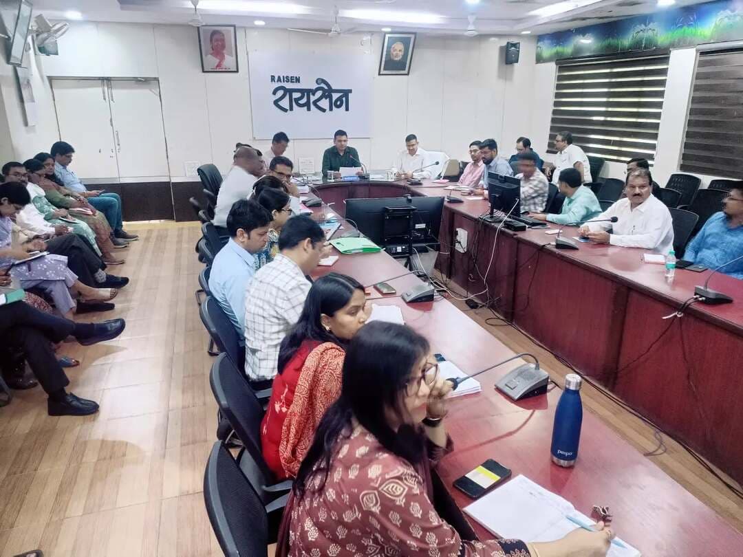 कलेक्ट्रेट सभाकक्ष में आयोजित टीएल बैठक में कलेक्टर श्री अरूण कुमार विश्वकर्मा द्वारा सीएम हेल्पलाईन, विभागीय गतिविधियों, समय सीमा वाले पत्रों, योजनाओं की प्रगति की विस्तृत समीक्षा की जा रही है। बैठक में जिला पंचायत सीईओ श्री कमल सोलंकी, अपर कलेक्टर श्री मनोज उपाध्याय, डिप्टी कलेक्टर्स तथा जिला अधिकारी उपस्थित है। विकासखंडों से एसडीएम, तहसीलदार, जनपद सीईओ, सीएमओ सहित अन्य अधिकारी वीडियो कॉन्फ्रेंस के माध्यम से बैठक में उपस्थित हैं।
<nis:link nis:type=tag nis:id=raisen nis:value=Raisen nis:enabled=true nis:link/> Jansampark Madhya Pradesh