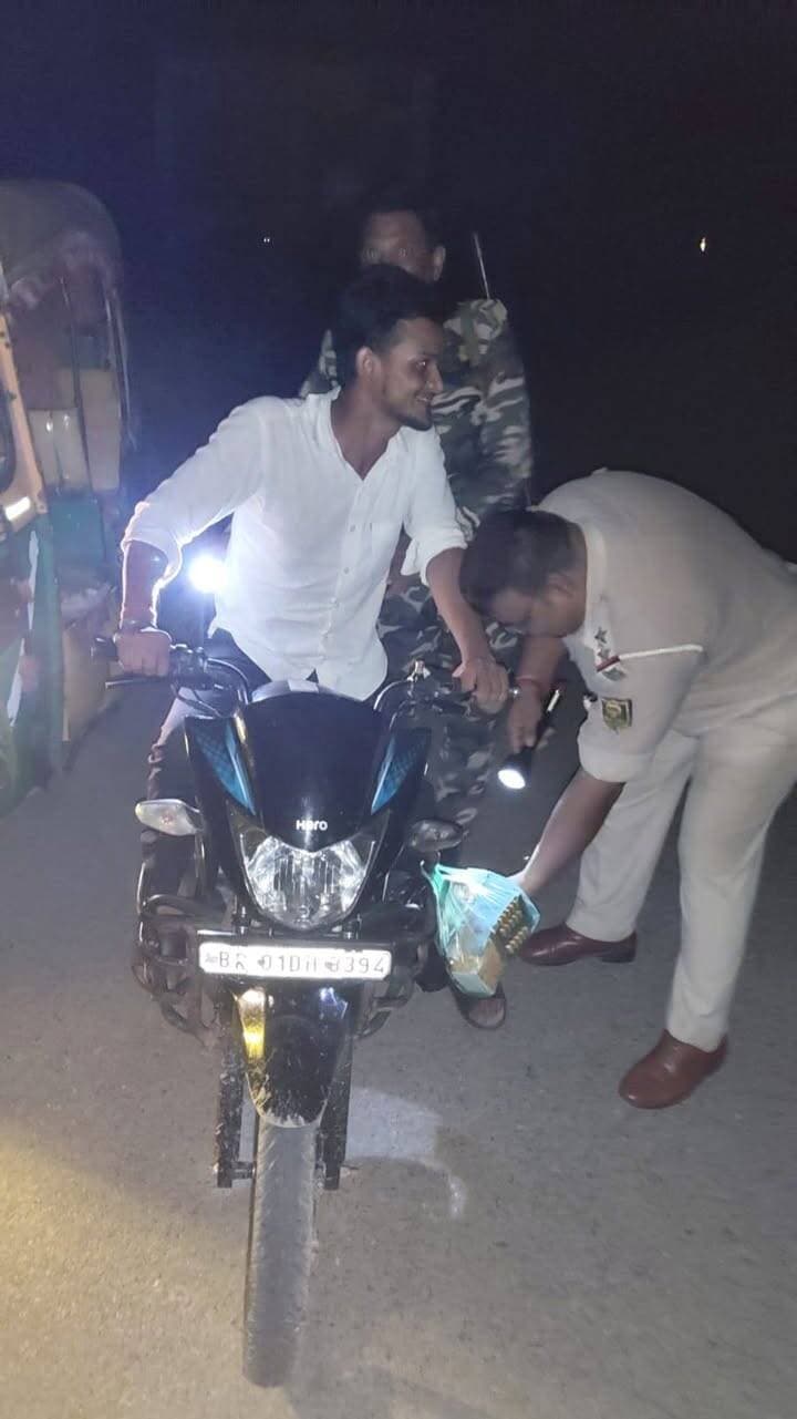 विशेष समकालीन अभियान में सघन वाहन जांच, संदिग्धों पर रखी गई नजर
जहानाबाद: पुलिस अधीक्षक किरण कुमार के निर्देशन में 30 अगस्त की शाम जिले के सभी थाना क्षेत्रों में विशेष समकालीन अभियान के तहत व्यापक सघन वाहन जांच एवं रोको-टोको अभियान चलाया गया।
अभियान के दौरान प्रमुख चौक-चौराहों, संवेदनशील स्थानों एवं महत्वपूर्ण मार्गों पर पुलिस टीमों ने वाहनों की गहन जांच की। इस दौरान वाहन चालकों से आवश्यक कागजातों की जांच के साथ संदिग्ध व्यक्तियों और गतिविधियों पर भी विशेष नजर रखी गई।
पुलिस अधिकारियों ने बताया कि अभियान का उद्देश्य जिले में कानून-व्यवस्था को मजबूत बनाए रखना, आपराधिक गतिविधियों पर अंकुश लगाना तथा संदिग्ध गतिविधियों की समय रहते पहचान करना है। विभिन्न थाना क्षेत्रों में पुलिस बल की सक्रिय मौजूदगी से सुरक्षा व्यवस्था को और मजबूत किया गया।