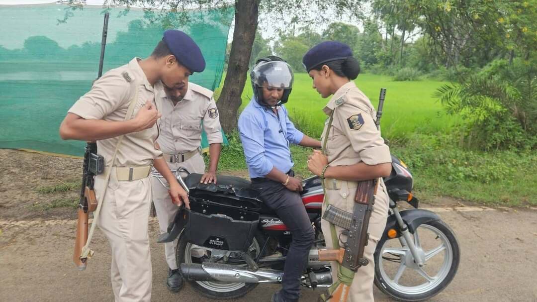 पुलिस मुख्यालय, पटना के निर्देशानुसार पुलिस अधीक्षक, महोदय बाँका के मार्गदर्शन में जिले भर में विशेष समकालीन अभियान के तहत सघन वाहन चेकिंग की गई।
इस अभियान के तहत सभी थाना क्षेत्रों में थानाध्यक्षों एवं पुलिस बलों द्वारा लगातार और सघन वाहन जाँच की जा रही है।
अभियान का मुख्य उद्देश्य यातायात नियमों का अनुपालन कराना एवं अपराध नियंत्रण सुनिश्चित करना है।
