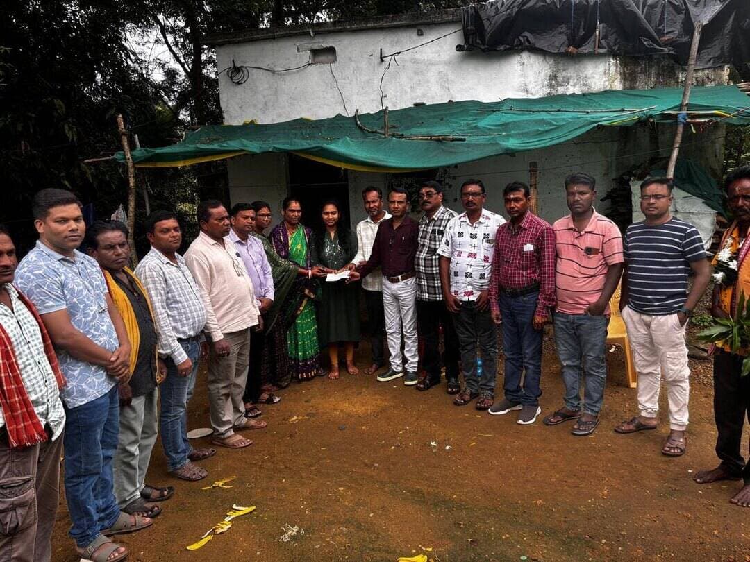 👉 NEETରେ ସଫଳତା, ଡାକ୍ତରୀ ପଢ଼ିବେ ସ୍ମିତାରାଣୀ
👉 ଗରିବ ମେଧାବୀ ଛାତ୍ରୀଙ୍କୁ ଫିଡ୍ ଟ୍ରଷ୍ଟର ୩୦ ହଜାର ଟଙ୍କା ସହାୟତା
ବରଗଡ଼: ଗରିବ ଓ ମେଧାବୀ ଛାତ୍ରଛାତ୍ରୀଙ୍କ ଉଚ୍ଚଶିକ୍ଷାରେ ସହଯୋଗର ହାତ ବଢ଼ାଇଛି ବରଗଡ଼ର ଦାତବ୍ୟ ଅନୁଷ୍ଠାନ ଫିଡ୍ ଟ୍ରଷ୍ଟ। ଗାଇସିଲେଟ ବ୍ଲକ ଅନ୍ତର୍ଗତ କରୀମୁଣ୍ଡା ଗ୍ରାମର ମେଧାବୀ ଛାତ୍ରୀ ସ୍ମିତାରାଣୀ ବାଗଙ୍କ ଡାକ୍ତରୀ ପାଠ୍ୟକ୍ରମରେ ନାମଲେଖା ପାଇଁ ଟ୍ରଷ୍ଟ ପକ୍ଷରୁ ୩୦ ହଜାର ଟଙ୍କାର ଆର୍ଥିକ ସହାୟତା ପ୍ରଦାନ କରାଯାଇଛି।
କରୀମୁଣ୍ଡା ଗ୍ରାମର ରାଧାକାନ୍ତ ବାଗ ଓ ରୀତି ବାଗଙ୍କ ଝିଅ ସ୍ମିତାରାଣୀ ବାଗ ଜାତୀୟ ଯୋଗ୍ୟତା ଓ ପ୍ରବେଶିକା ପରୀକ୍ଷା NEETରେ ସଫଳତା ହାସଲ କରି ବଲାଙ୍ଗୀରସ୍ଥିତ ଭୀମ ଭୋଇ ସରକାରୀ ମେଡିକାଲ କଲେଜ ଆଣ୍ଡ ହସ୍ପିଟାଲରେ ନାମଲେଖା ପାଇଁ ମନୋନୀତ ହୋଇଛନ୍ତି। ତେବେ ବସ୍ ଚାଳକ ଭାବେ କାମ କରୁଥିବା ତାଙ୍କ ବାପାଙ୍କ ପାରିବାରିକ ଆୟ ସୀମିତ ଥିବାରୁ ନାମଲେଖା ଖର୍ଚ୍ଚ ଯୋଗାଡ଼ କରିବା ପରିବାର ପାଇଁ ଚିନ୍ତାର କାରଣ ପାଲଟିଥିଲା।
ଏହି ସମୟରେ ଫିଡ୍ ଟ୍ରଷ୍ଟ ବିଷୟରେ ଜାଣି ପରିବାର ଟ୍ରଷ୍ଟର ଦ୍ୱାରସ୍ଥ ହୋଇଥିଲେ। ପରିସ୍ଥିତିର ଗୁରୁତ୍ୱକୁ ହୃଦୟଙ୍ଗମ କରି ଟ୍ରଷ୍ଟର ଚେୟାରମେନ ଫଣୀନ୍ଦ୍ର କୁମାର ତାଣ୍ଡିଙ୍କ ନେତୃତ୍ୱରେ କ୍ରିଷ୍ଣା ସୁନା, ହରିହର ବିଭାର, ଲକ୍ଷ୍ମଣ ଛୁରିଆ, ଗୌର କନ୍ଧ, ମନୋଜ ମହାନନ୍ଦ, ପ୍ରମୋଦ କୁମ୍ଭାର, ପଦ୍ମାବତୀ କୁମ୍ଭାର, ଦଶରଥ ବାଗ, ଅଶୋକ କଲେତ, ସଲମାନ୍ ଦୀପ, ରବୀନ୍ଦ୍ର ଦୀପ ପ୍ରମୁଖ କରୀମୁଣ୍ଡା ଗ୍ରାମକୁ ପହଞ୍ଚିଥିଲେ।
ସେଠାରେ ସ୍ମିତାରାଣୀଙ୍କ ଡାକ୍ତରୀ ପାଠପଢ଼ାରେ ନାମଲେଖା ପାଇଁ ୩୦ ହଜାର ଟଙ୍କାର ଚେକ୍ ଆର୍ଥିକ ସହାୟତା ଭାବେ ପ୍ରଦାନ କରାଯାଇଥିଲା। ଏହା ସହ ପଶ୍ଚିମ ଓଡ଼ିଶାର ପ୍ରସିଦ୍ଧ ଢୁଳିଆ କରୀମୁଣ୍ଡା ଗ୍ରାମର ବଳ ବାଗଙ୍କୁ ଫିଡ୍ ଟ୍ରଷ୍ଟ ପକ୍ଷରୁ ଫୁଲତୋଡ଼ା ଓ ଉତ୍ତରୀୟ ପ୍ରଦାନ କରି ସମ୍ମାନିତ କରାଯାଇଥିଲା।
ଗରିବ ଓ ମେଧାବୀ ଛାତ୍ରଛାତ୍ରୀଙ୍କୁ ଉଚ୍ଚଶିକ୍ଷାରେ ଆଗେଇ ନେବା ପାଇଁ ଫିଡ୍ ଟ୍ରଷ୍ଟର ଏଭଳି ପ୍ରୟାସକୁ ବିଭିନ୍ନ ବୁଦ୍ଧିଜୀବୀ ମହଲରେ ପ୍ରଶଂସା କରାଯାଇଛି। ସ୍ମିତାରାଣୀଙ୍କ ଡାକ୍ତର ହେବାର ସ୍ୱପ୍ନ ପୂରଣ ପାଇଁ ଏହି ସହଯୋଗ ଏକ ନୂଆ ଆଶା ସୃଷ୍ଟି କରିଛି।