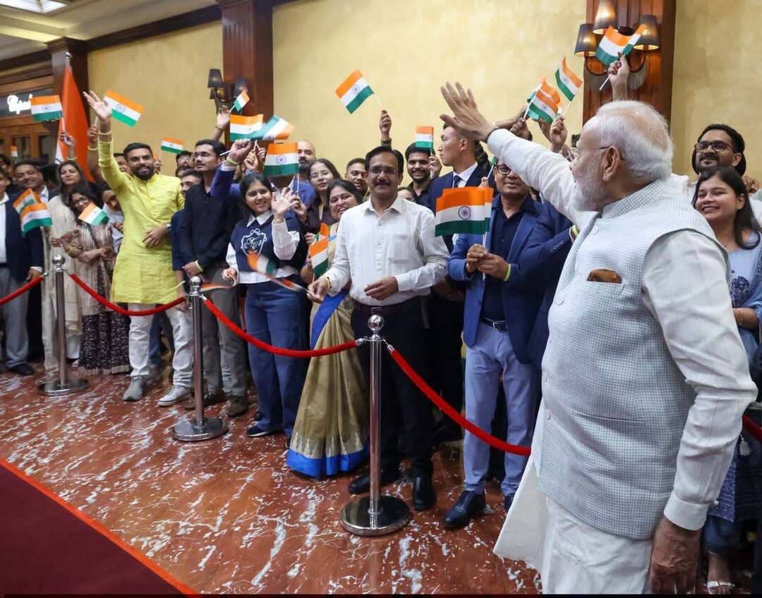 🇮🇳 भारत से बिश्केक तक गूंजा अपनापन, पीएम मोदी का भारतीय समुदाय ने किया विशेष स्वागत