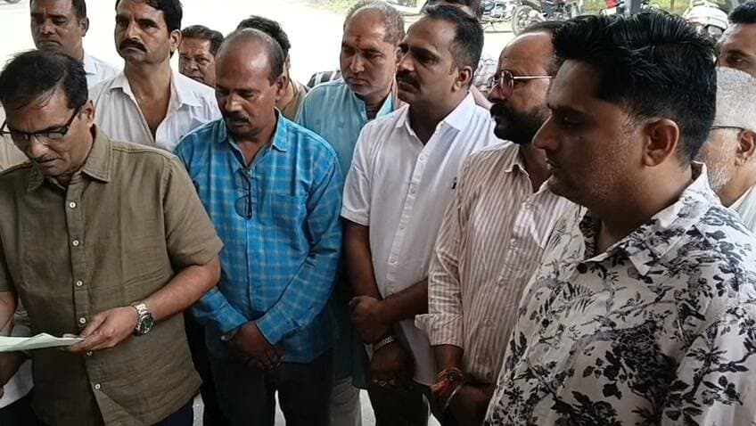 इस्कॉन मंदिर विवाद में ब्राह्मण समाज के लोगों द्वारा एसपी कार्यालय में ज्ञापन दिया