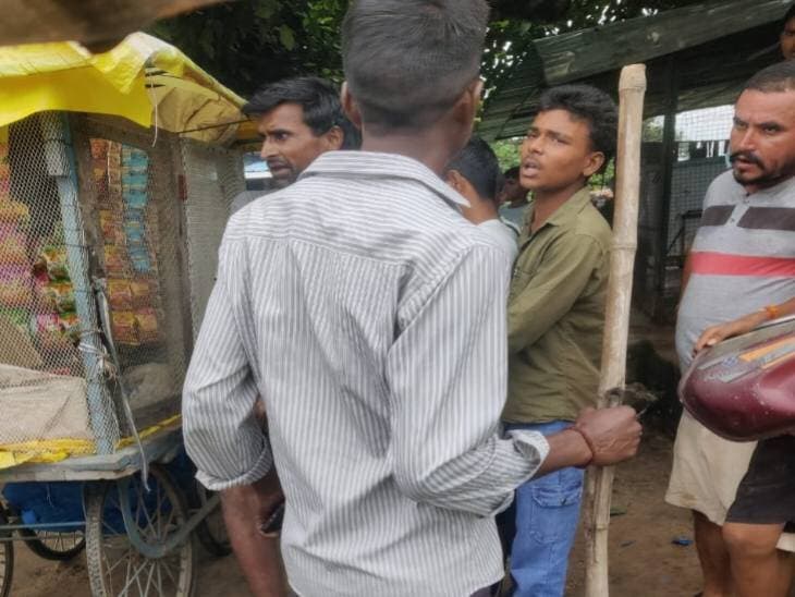 *शाहजहांपुर में लड़की-भगाने के शक में युवक के हाथ बांधे:* पुलिस ने बांधकर पीटने की घटना से किया इनकार, VIDEO आया सामने, थाना बंडा क्षेत्र की घटना।
