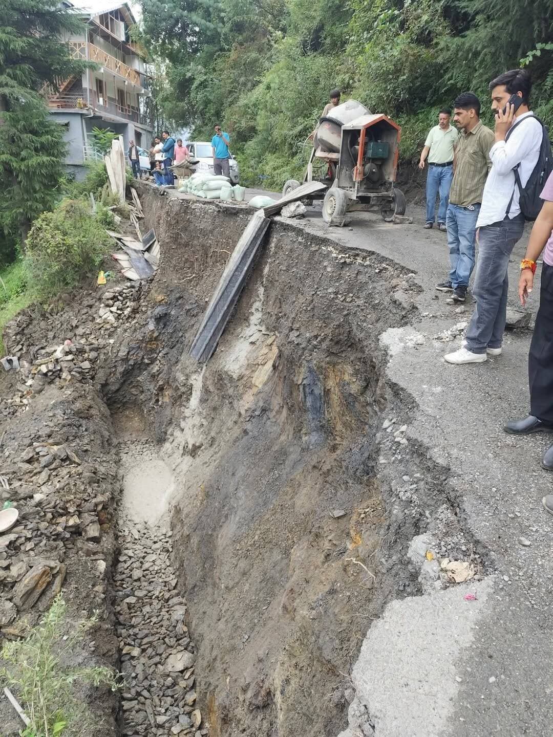 गाडागुशैणी सड़क भरठीधार में डंगे का कार्य युद्धस्तर चला है, कुछ दिनों में यह सड़क सभी प्रकार के वाहनों के लिए बहाल हो जाएगी...news hp 49...
